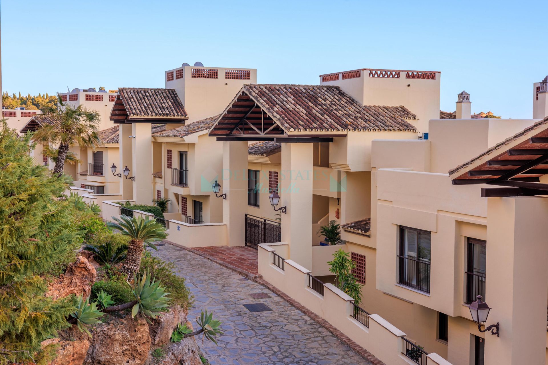 Apartamento Planta Baja en venta en Los Arqueros, Benahavis