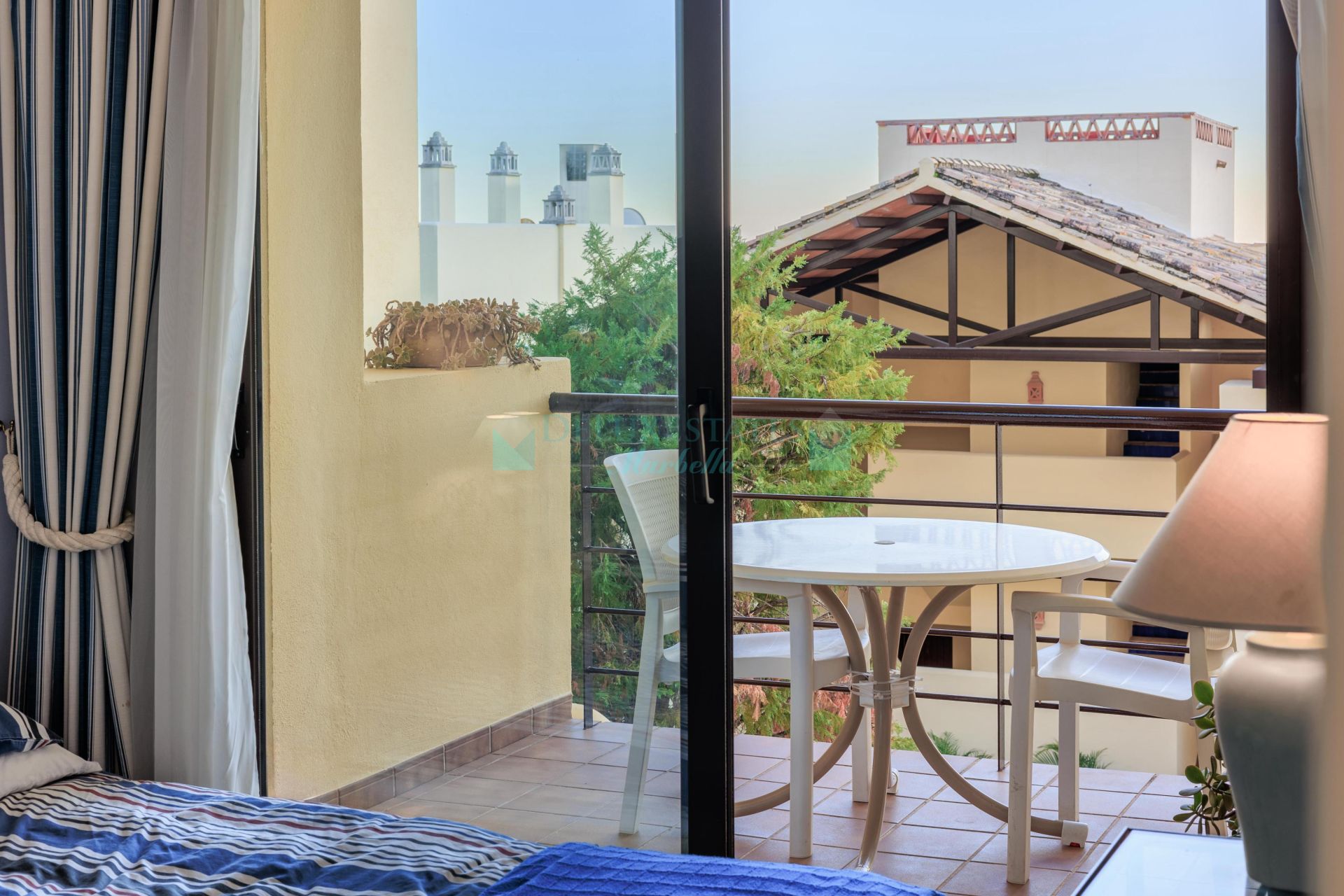 Apartamento Planta Baja en venta en Los Arqueros, Benahavis