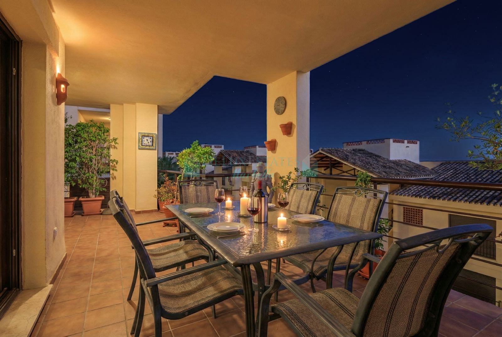 Apartamento Planta Baja en venta en Los Arqueros, Benahavis