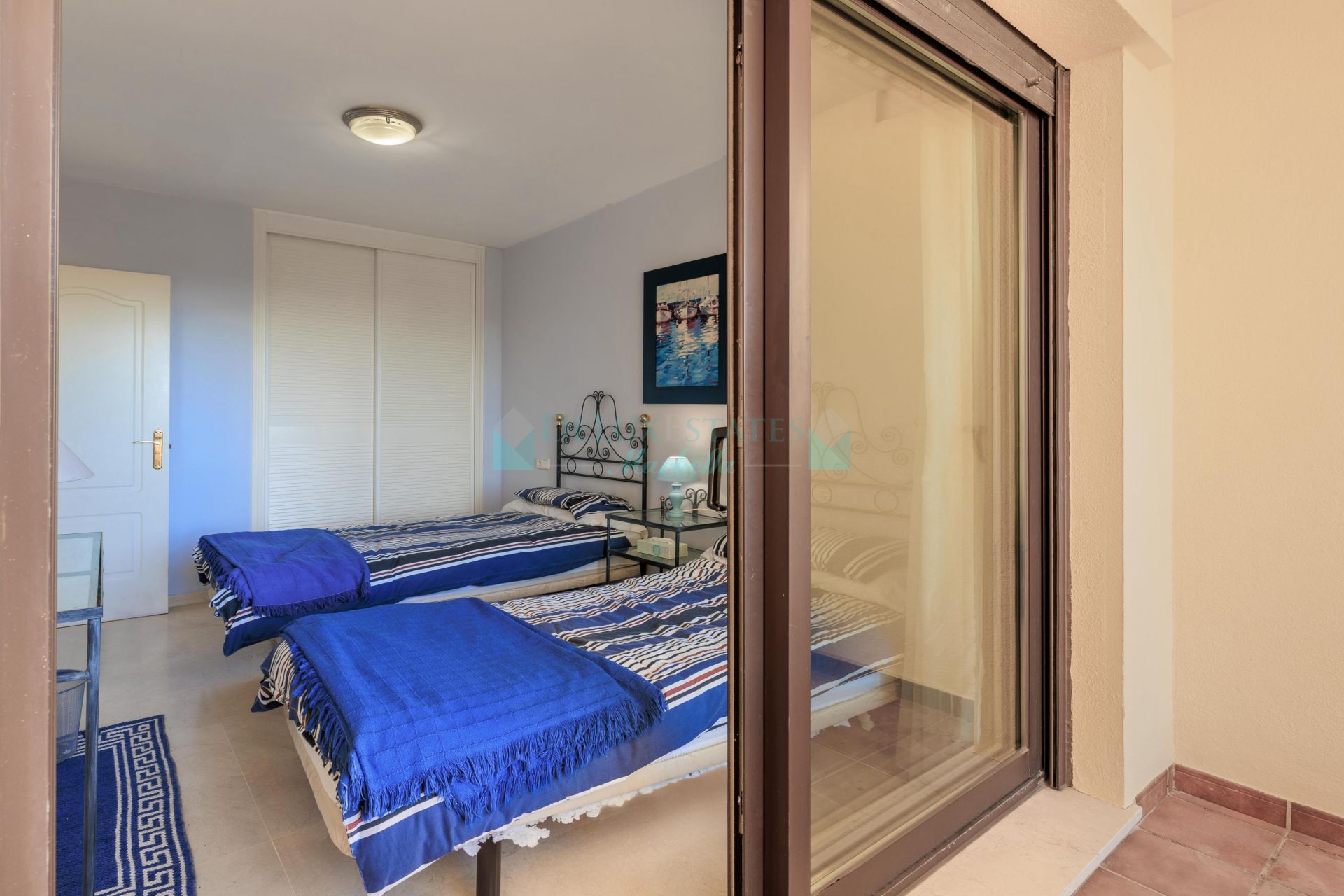 Apartamento Planta Baja en venta en Los Arqueros, Benahavis