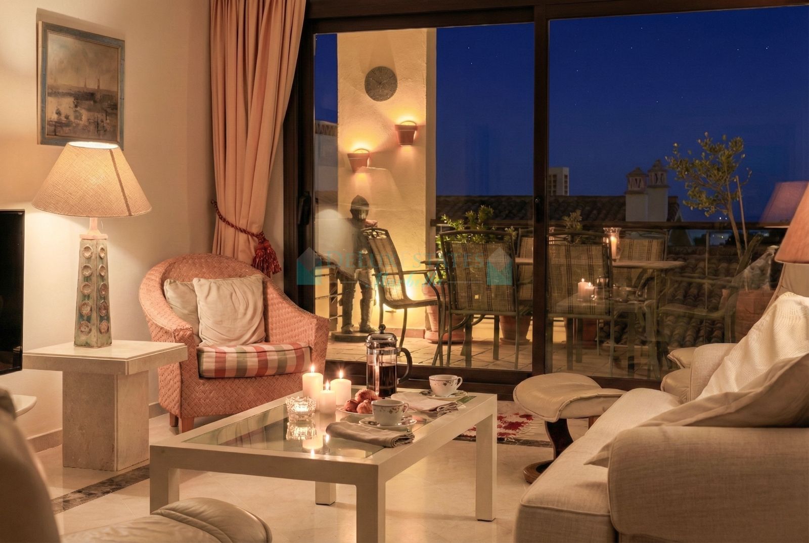 Apartamento Planta Baja en venta en Los Arqueros, Benahavis