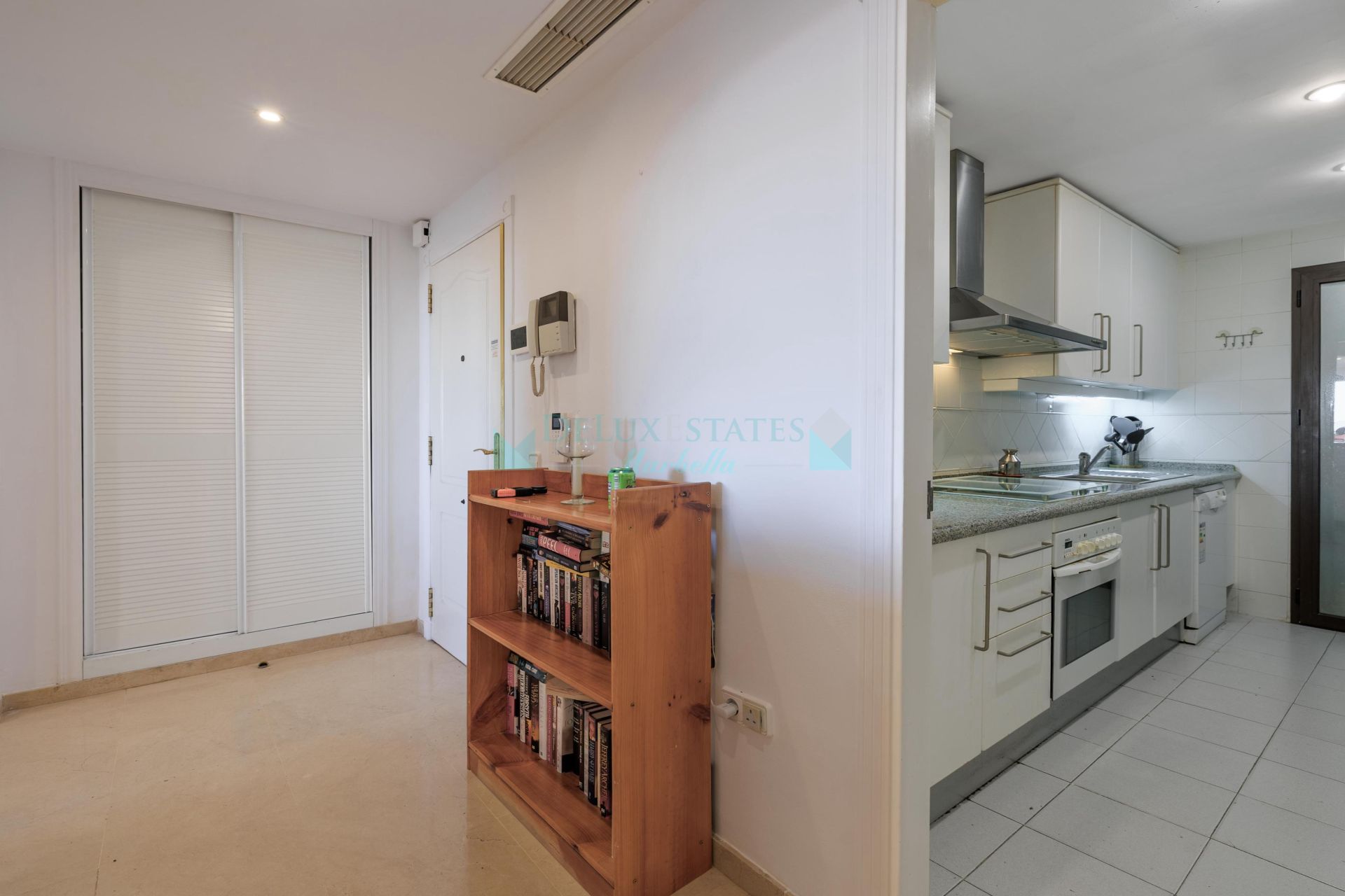 Apartamento Planta Baja en venta en Los Arqueros, Benahavis