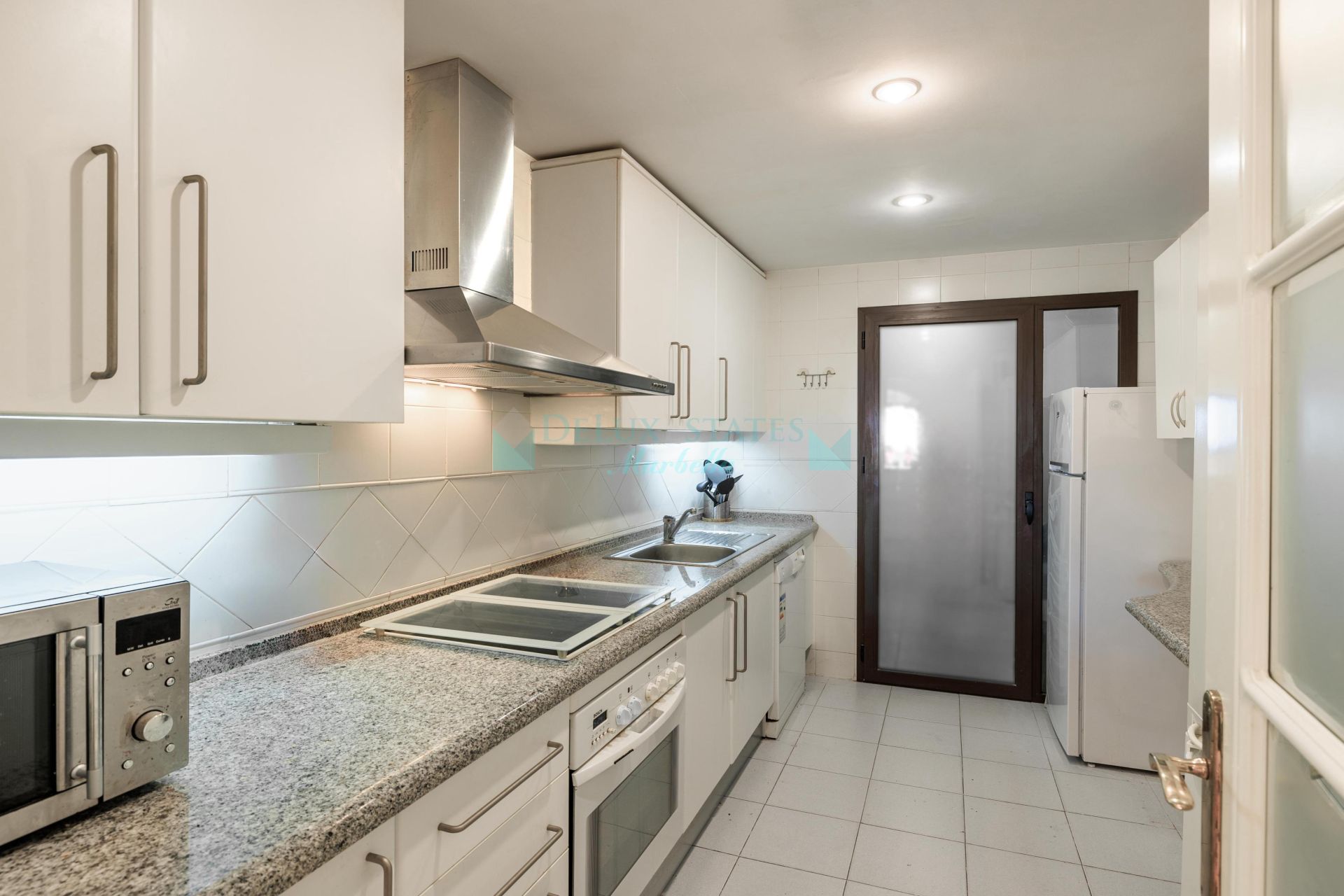 Apartamento Planta Baja en venta en Los Arqueros, Benahavis