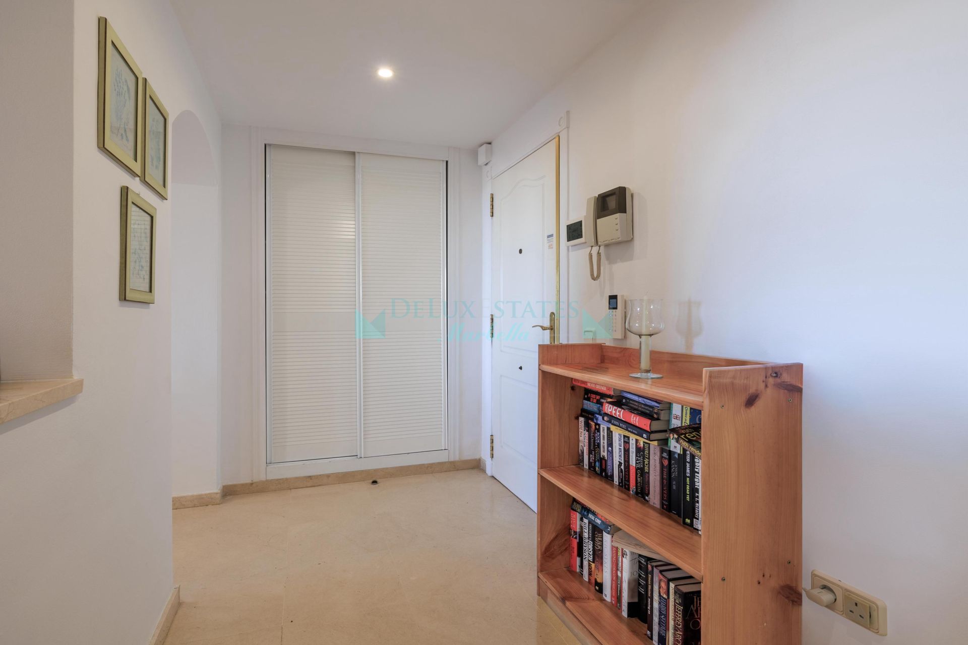 Apartamento Planta Baja en venta en Los Arqueros, Benahavis
