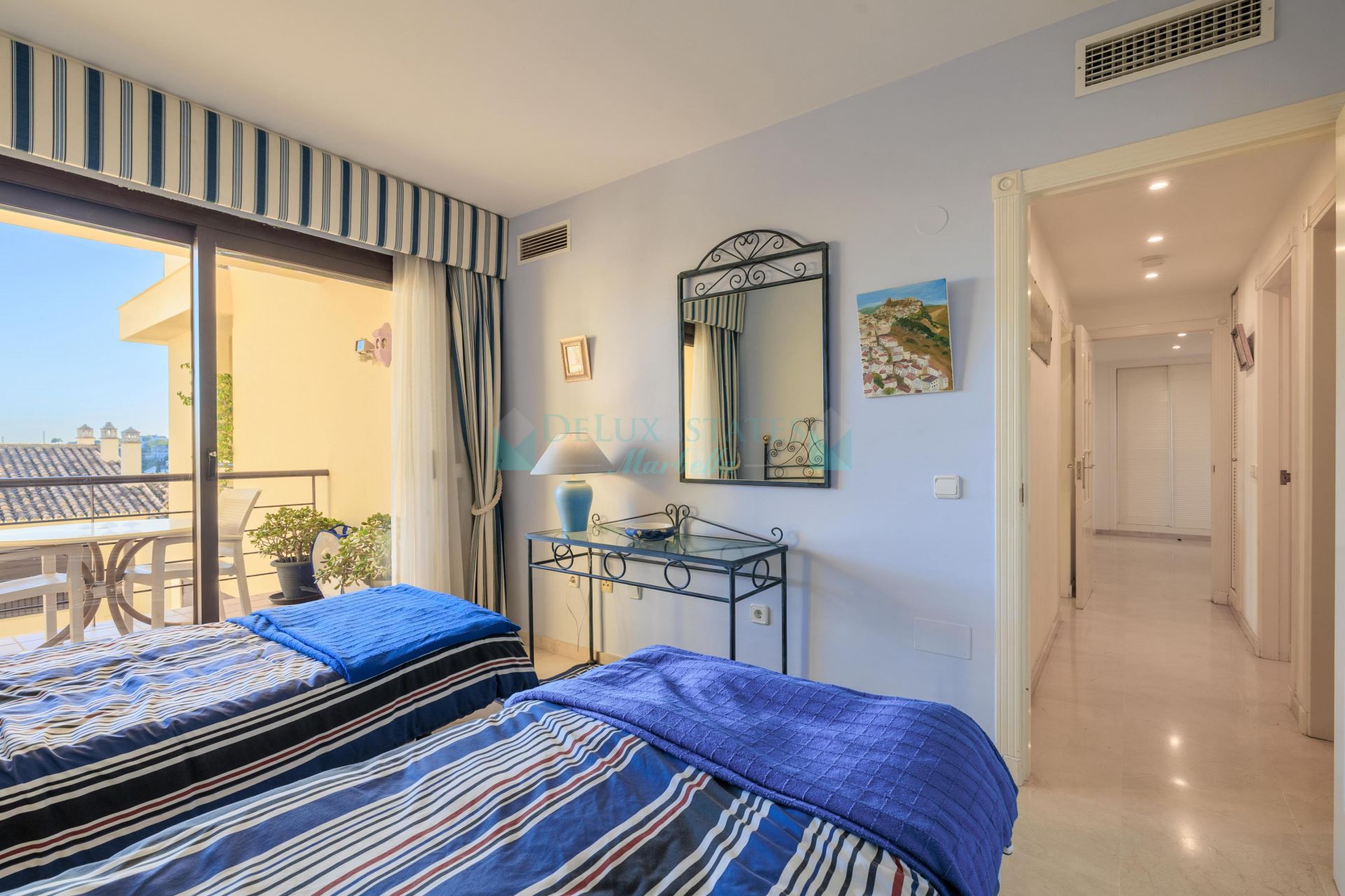 Apartamento Planta Baja en venta en Los Arqueros, Benahavis