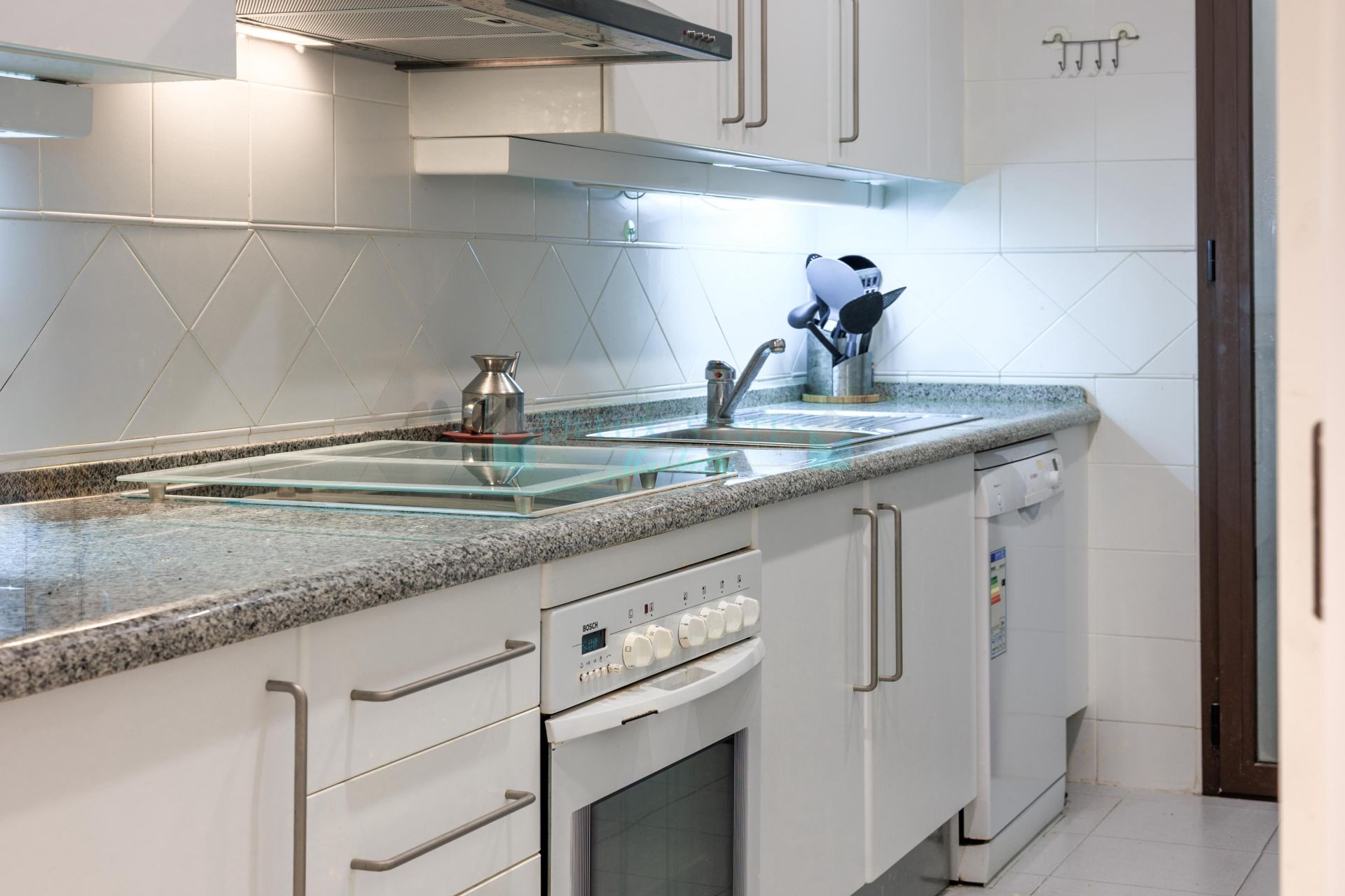 Apartamento Planta Baja en venta en Los Arqueros, Benahavis