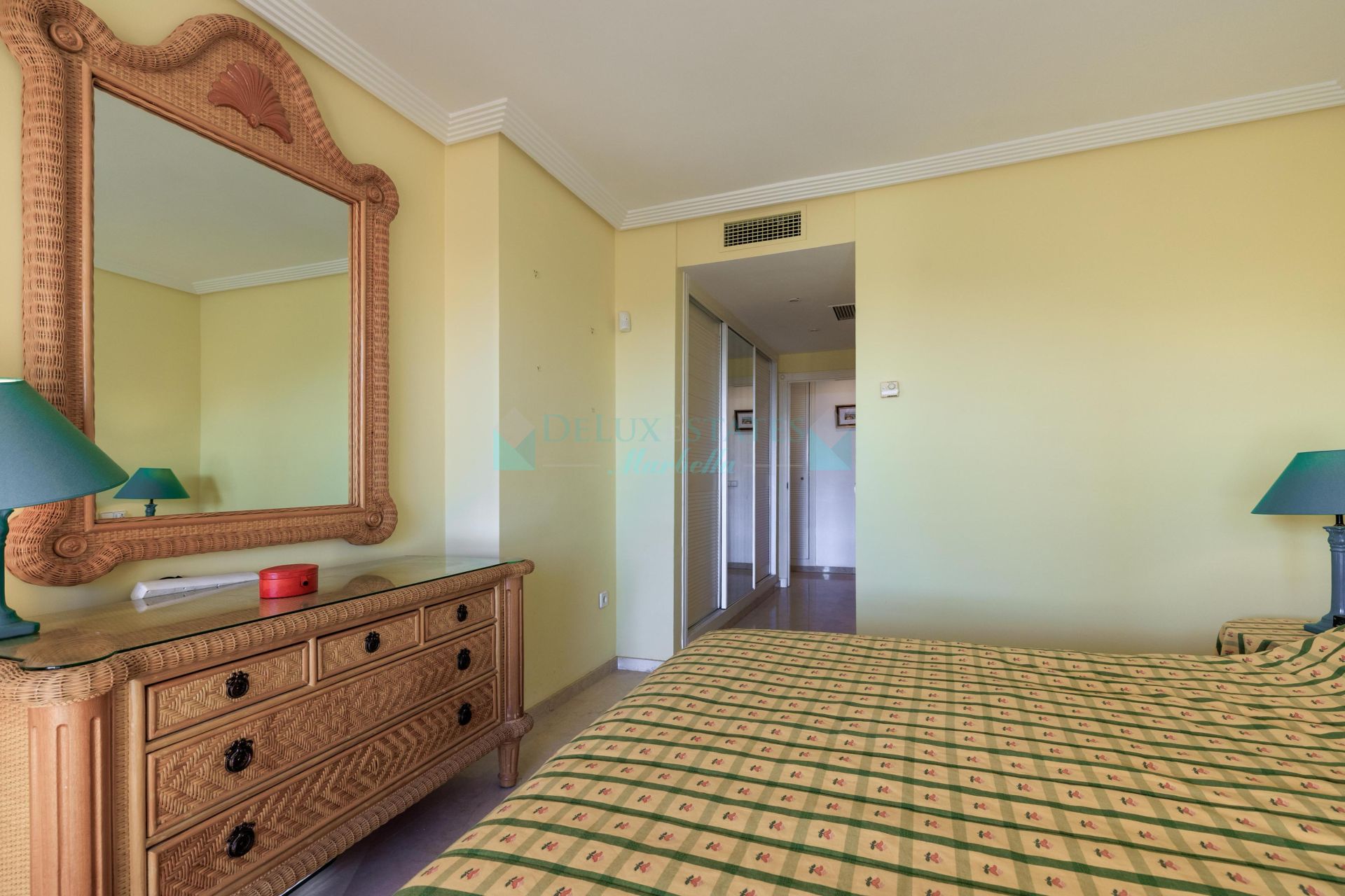 Apartamento Planta Baja en venta en Los Arqueros, Benahavis