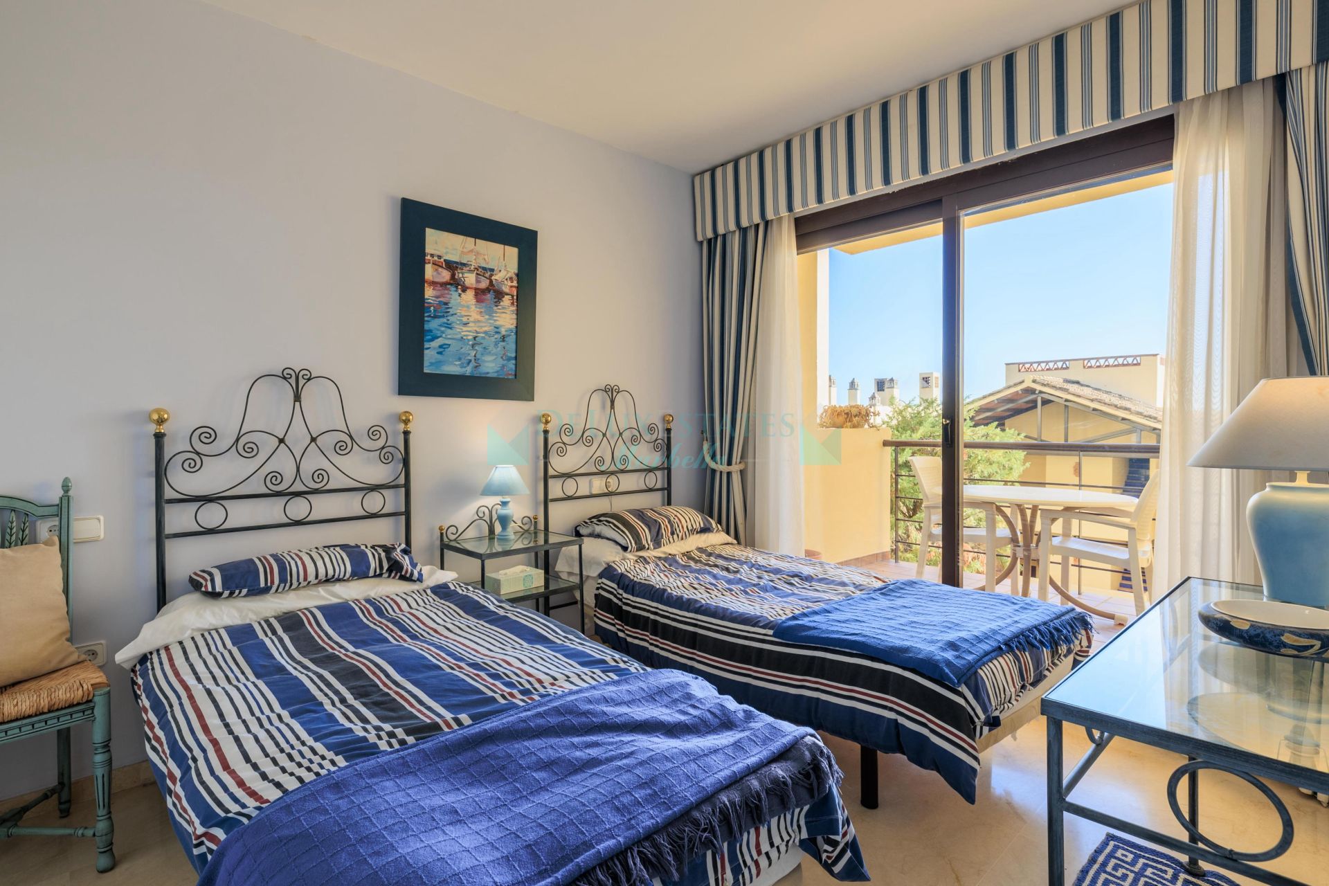 Apartamento Planta Baja en venta en Los Arqueros, Benahavis