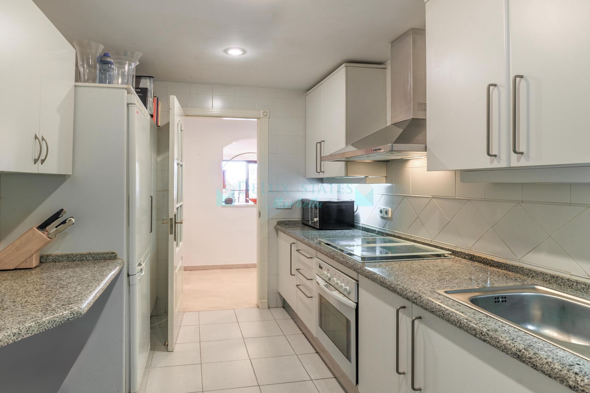 Apartamento Planta Baja en venta en Los Arqueros, Benahavis