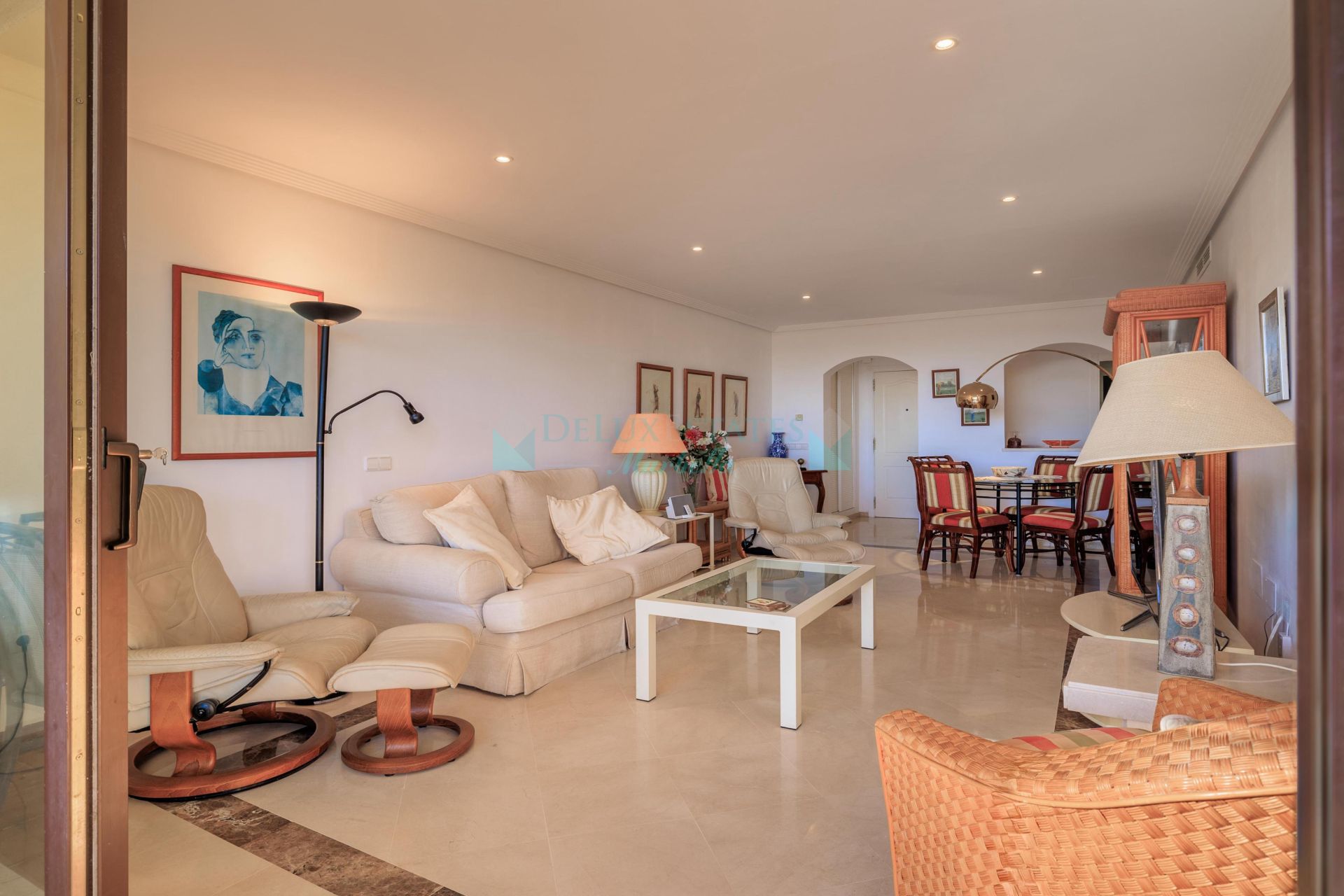Apartamento Planta Baja en venta en Los Arqueros, Benahavis