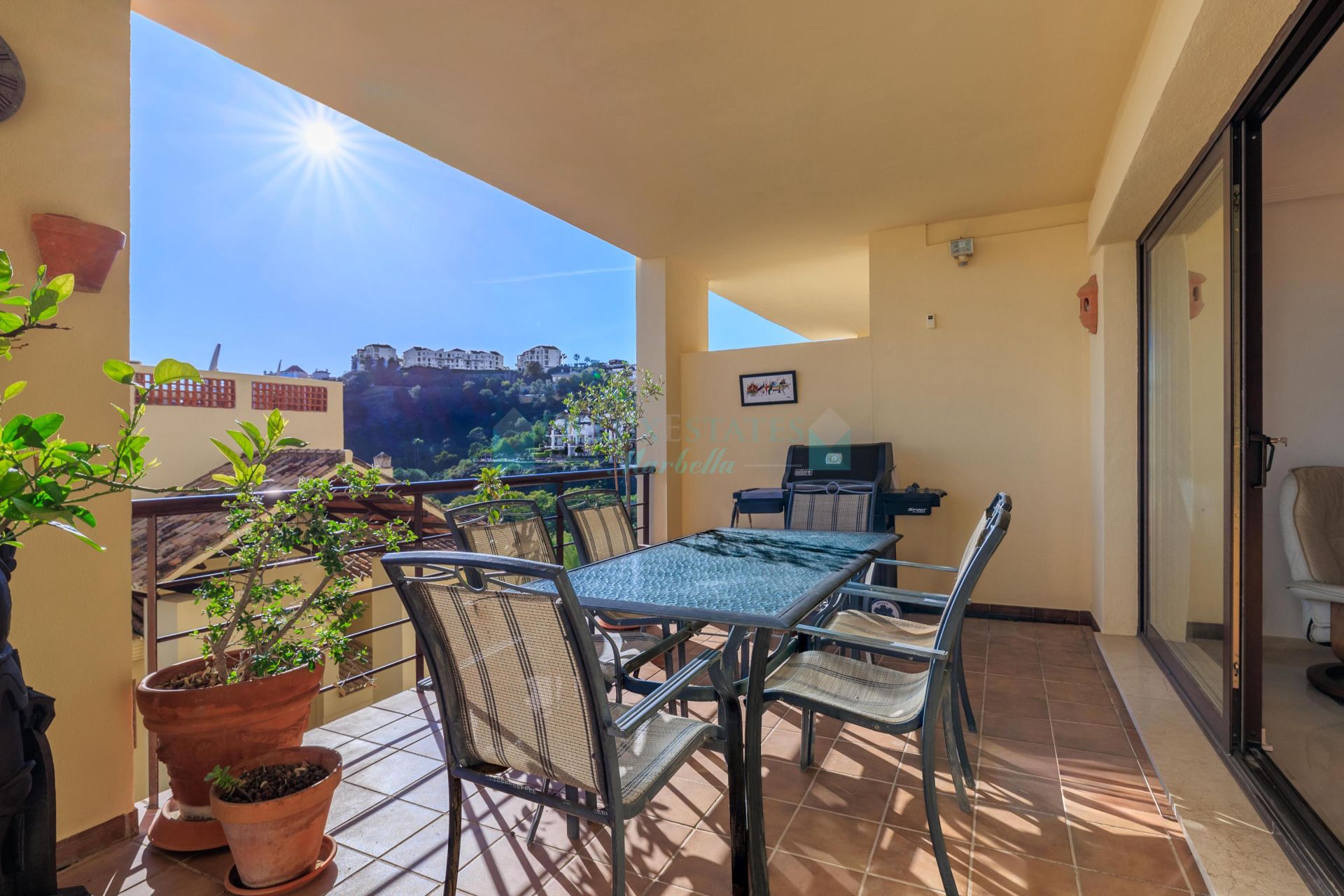Apartamento Planta Baja en venta en Los Arqueros, Benahavis