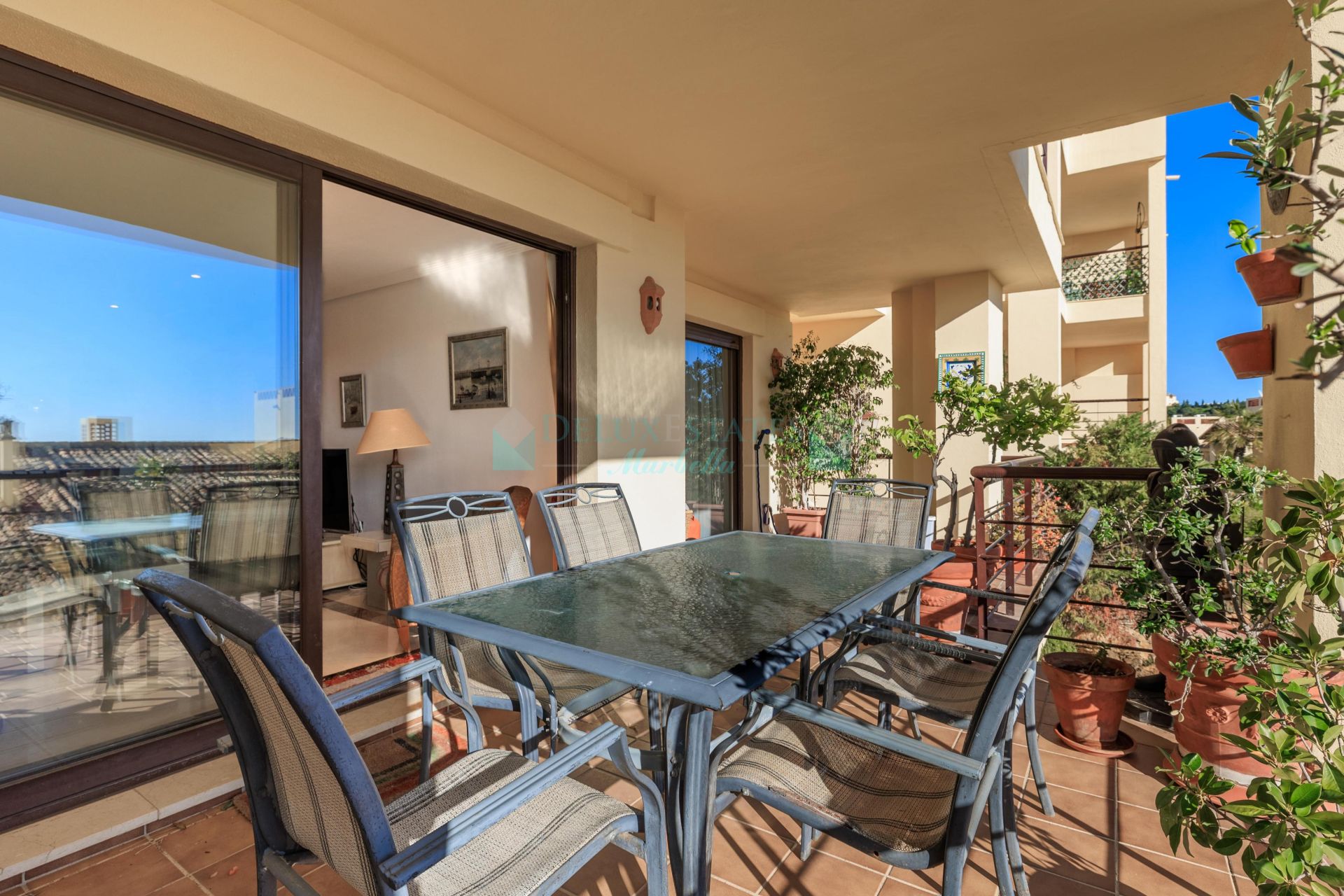 Apartamento Planta Baja en venta en Los Arqueros, Benahavis