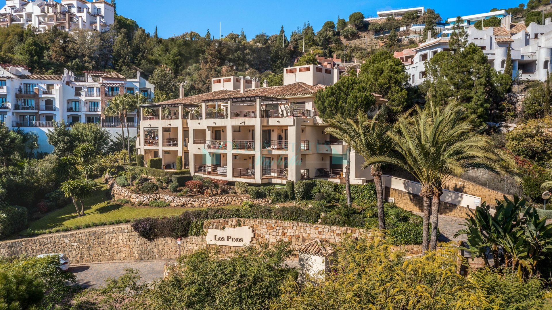 Apartamento Planta Baja en venta en Los Arqueros, Benahavis