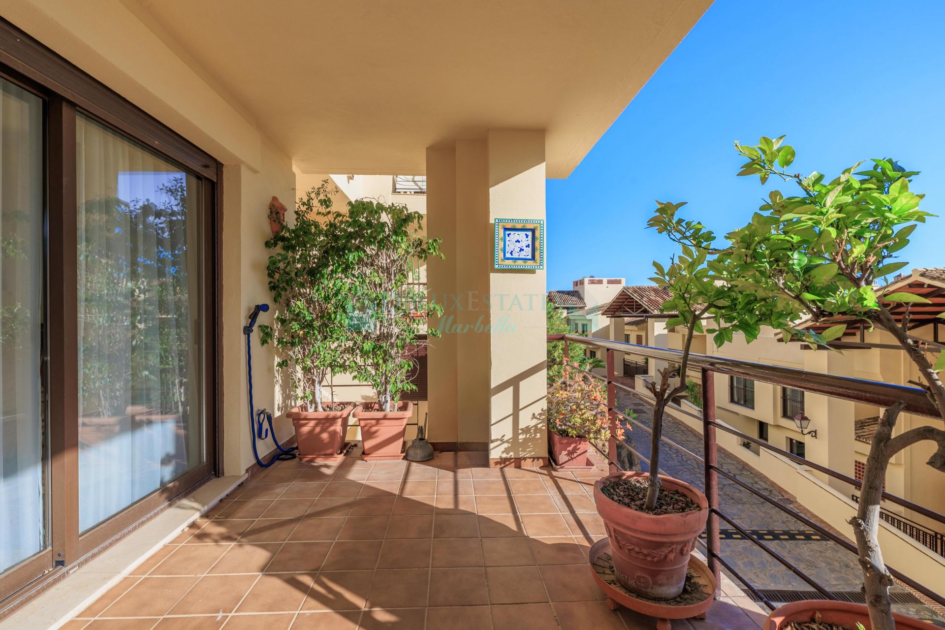 Apartamento Planta Baja en venta en Los Arqueros, Benahavis