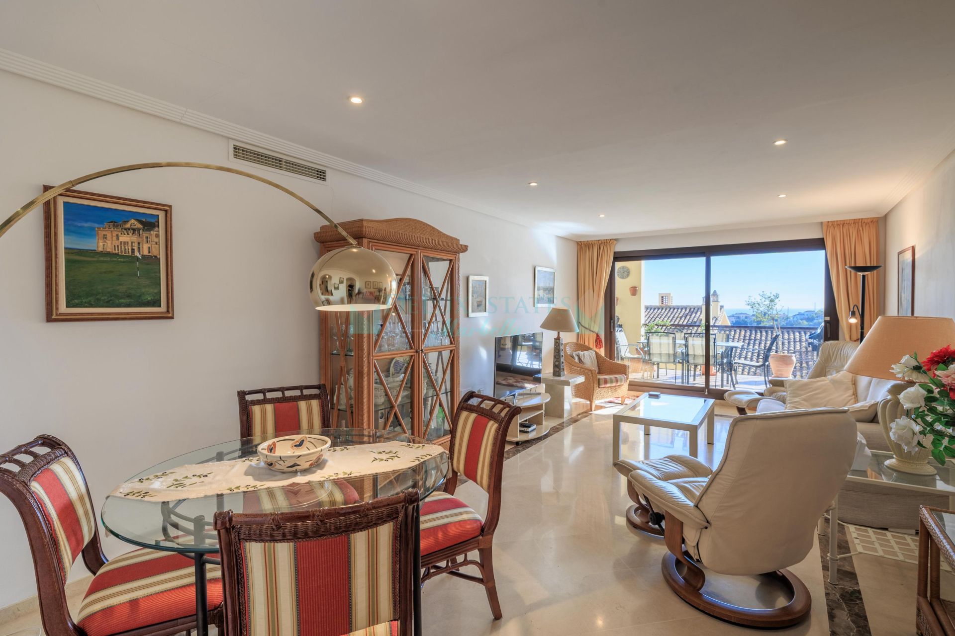 Apartamento Planta Baja en venta en Los Arqueros, Benahavis