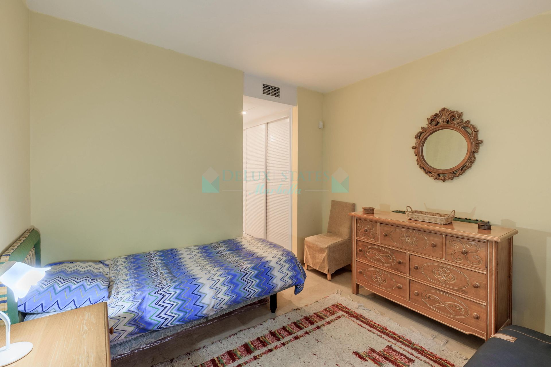 Apartamento Planta Baja en venta en Los Arqueros, Benahavis