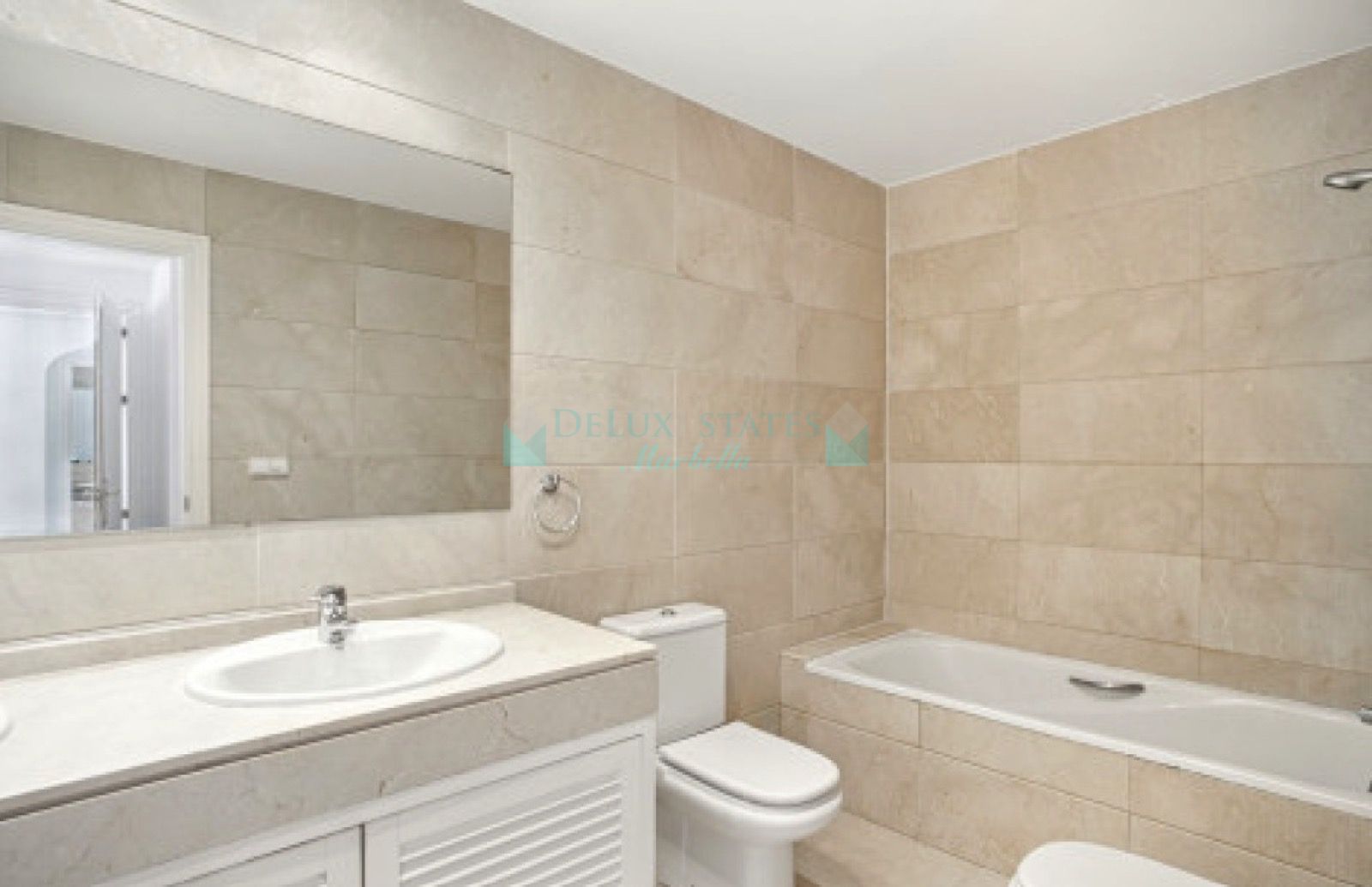 Town House for sale in Los Arqueros, Benahavis