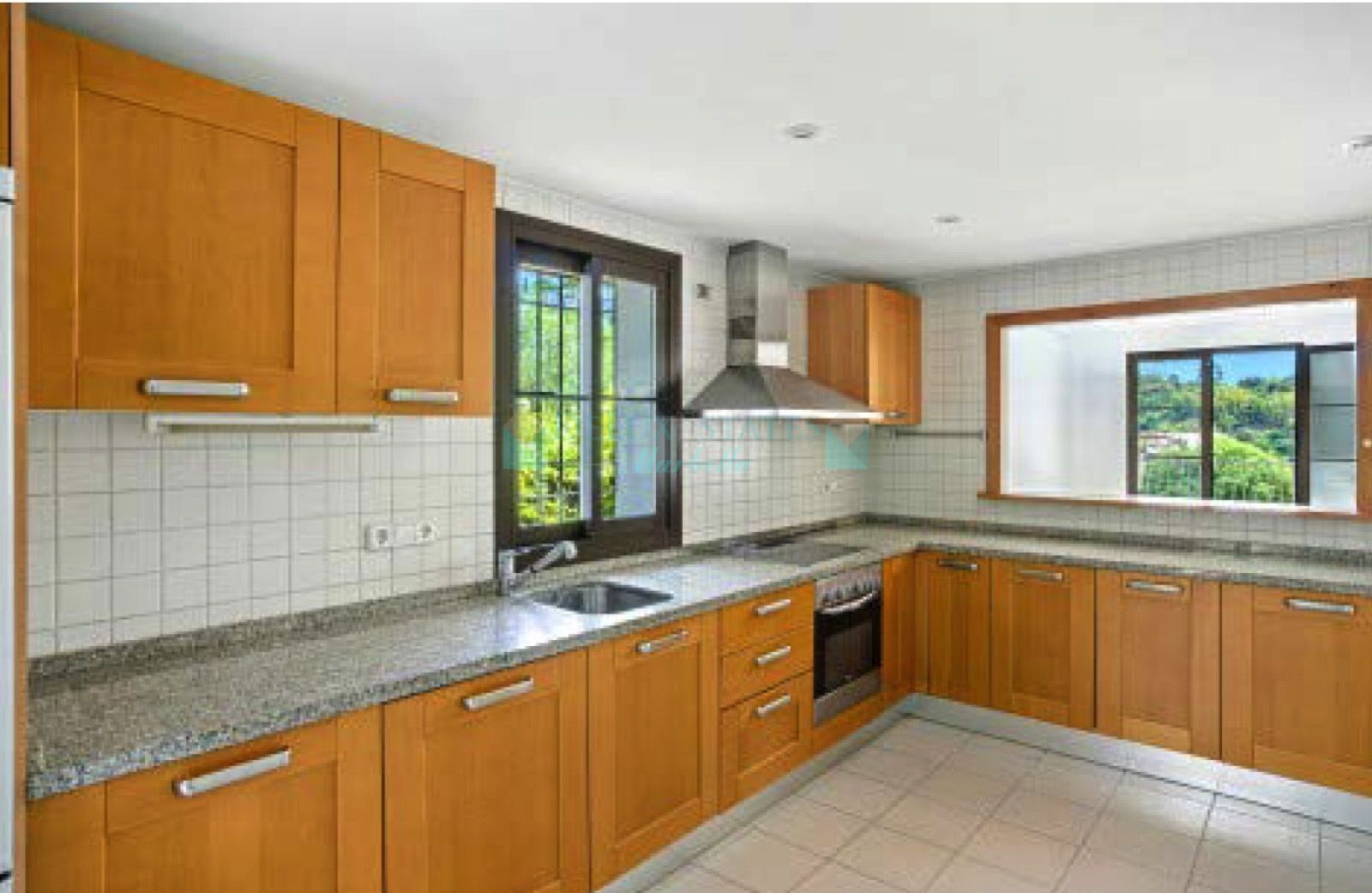 Town House for sale in Los Arqueros, Benahavis
