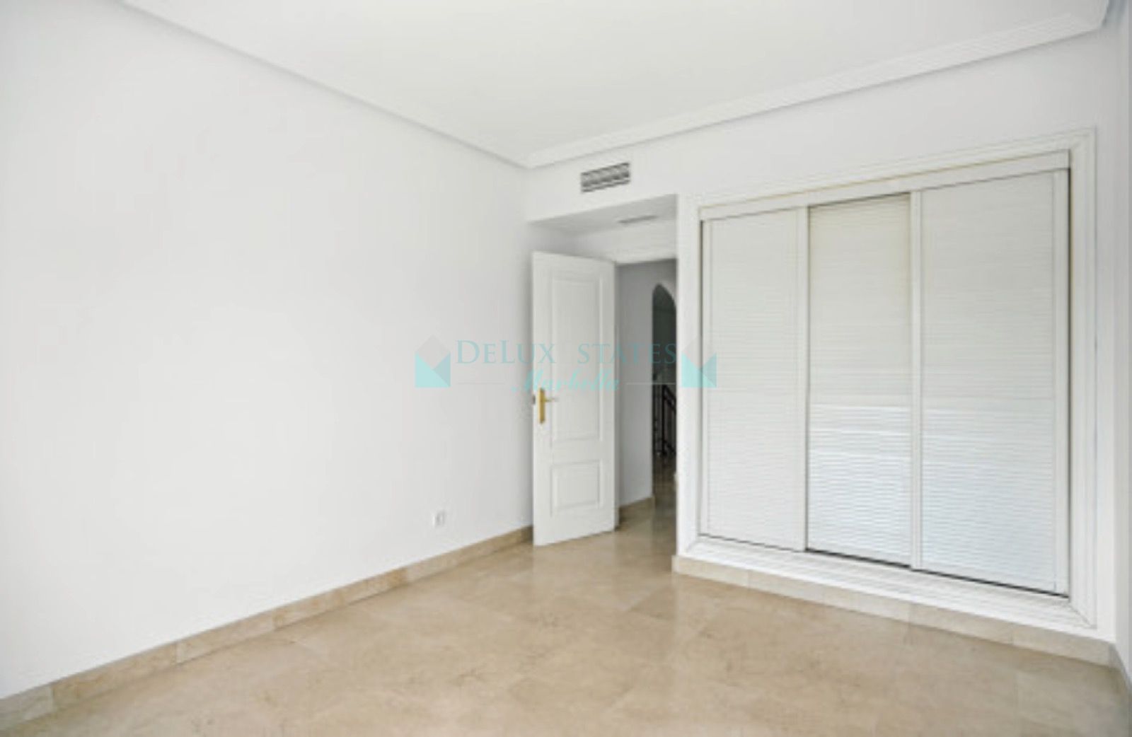 Town House for sale in Los Arqueros, Benahavis