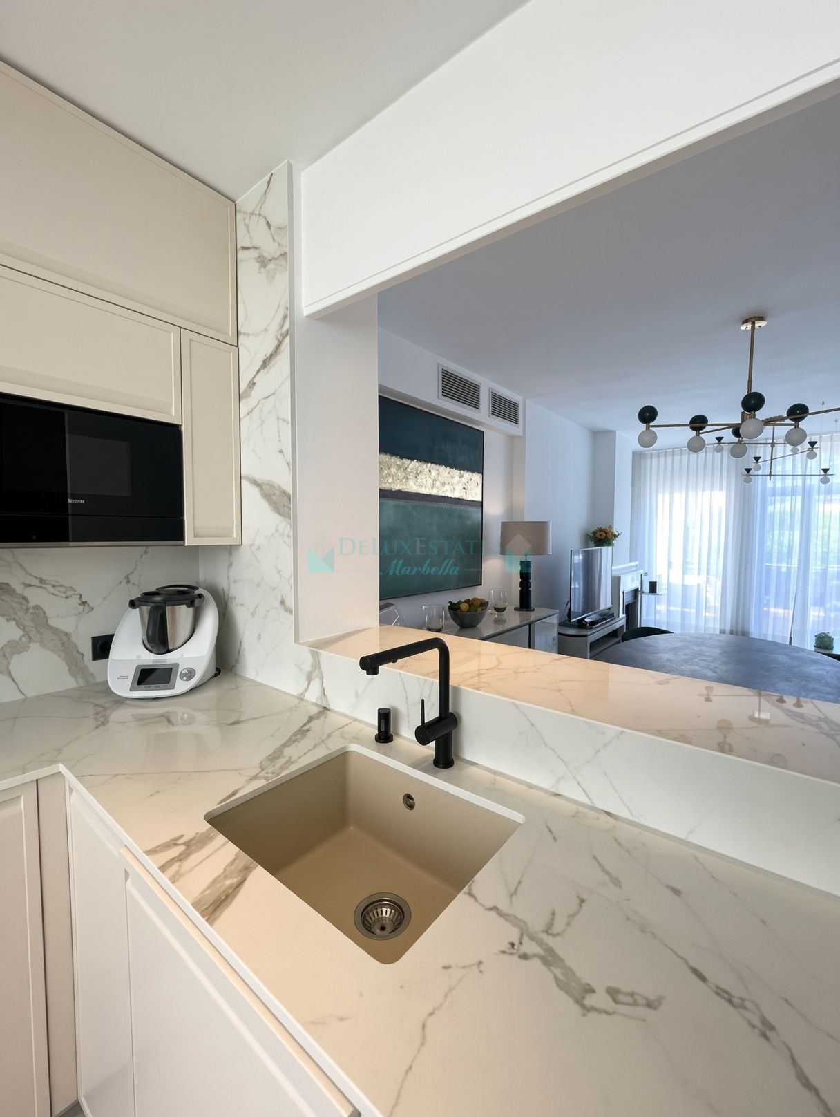 Duplex for sale in Playa de la Fontanilla, Marbella