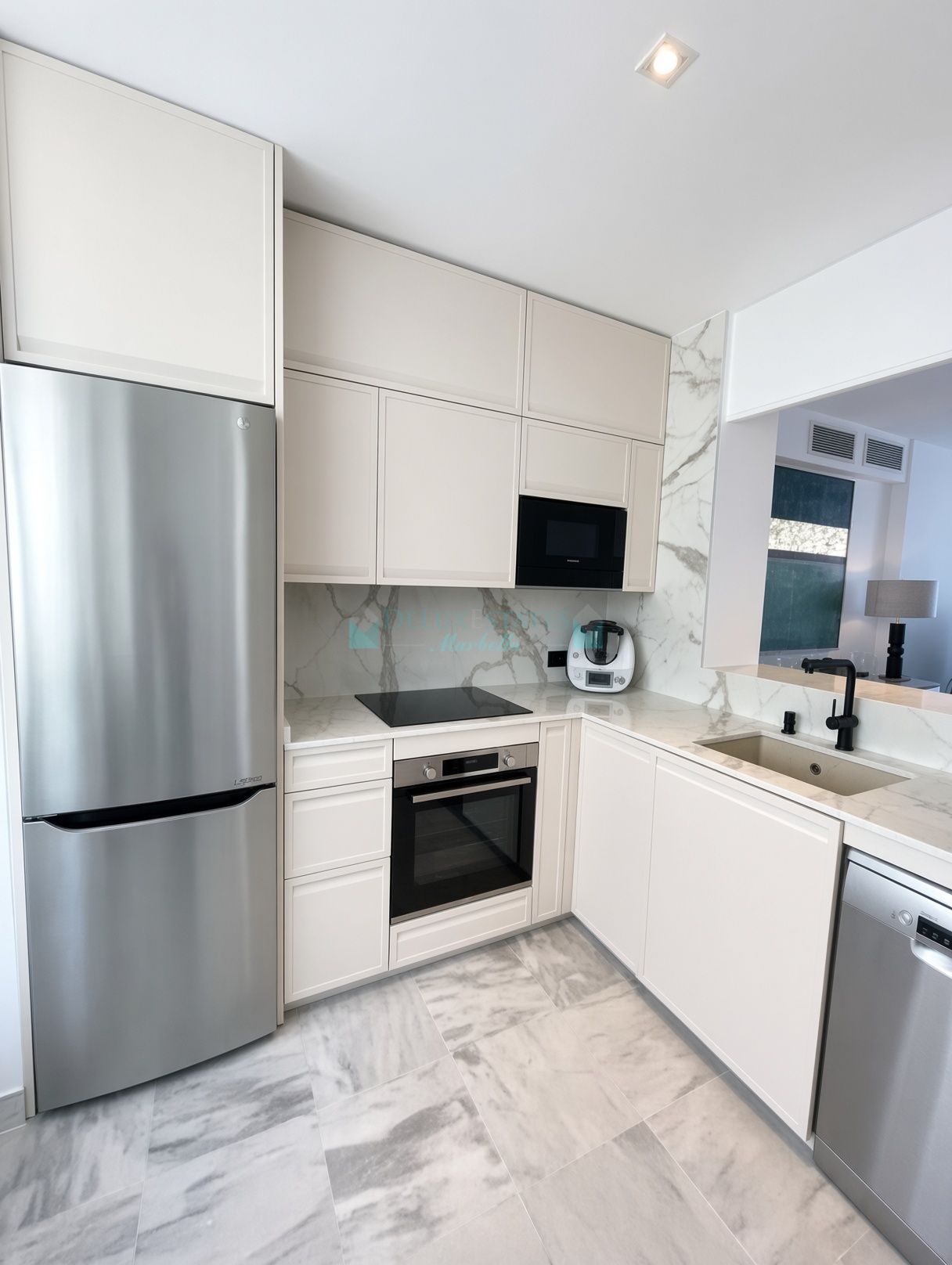 Duplex for sale in Playa de la Fontanilla, Marbella