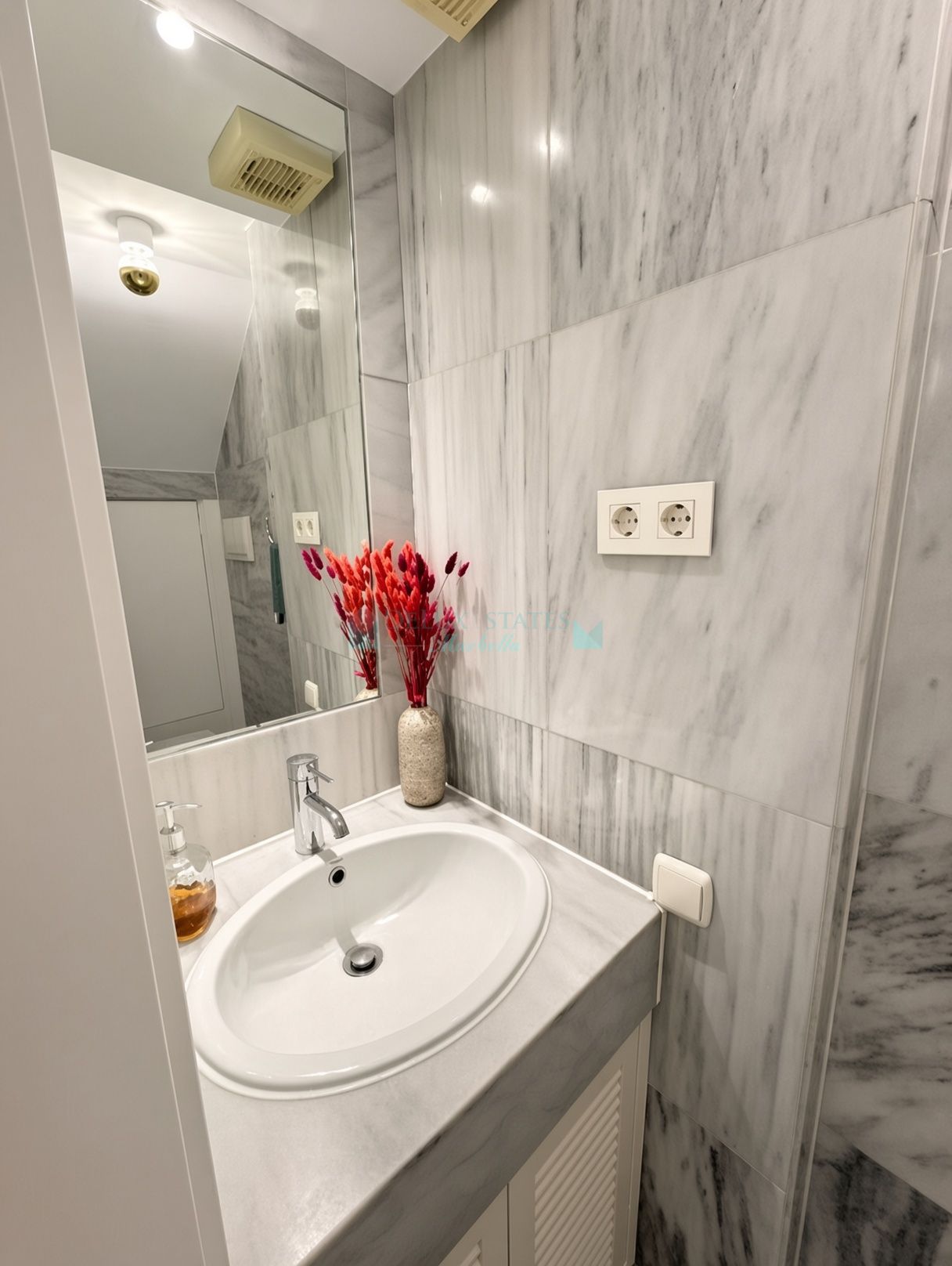 Duplex for sale in Playa de la Fontanilla, Marbella