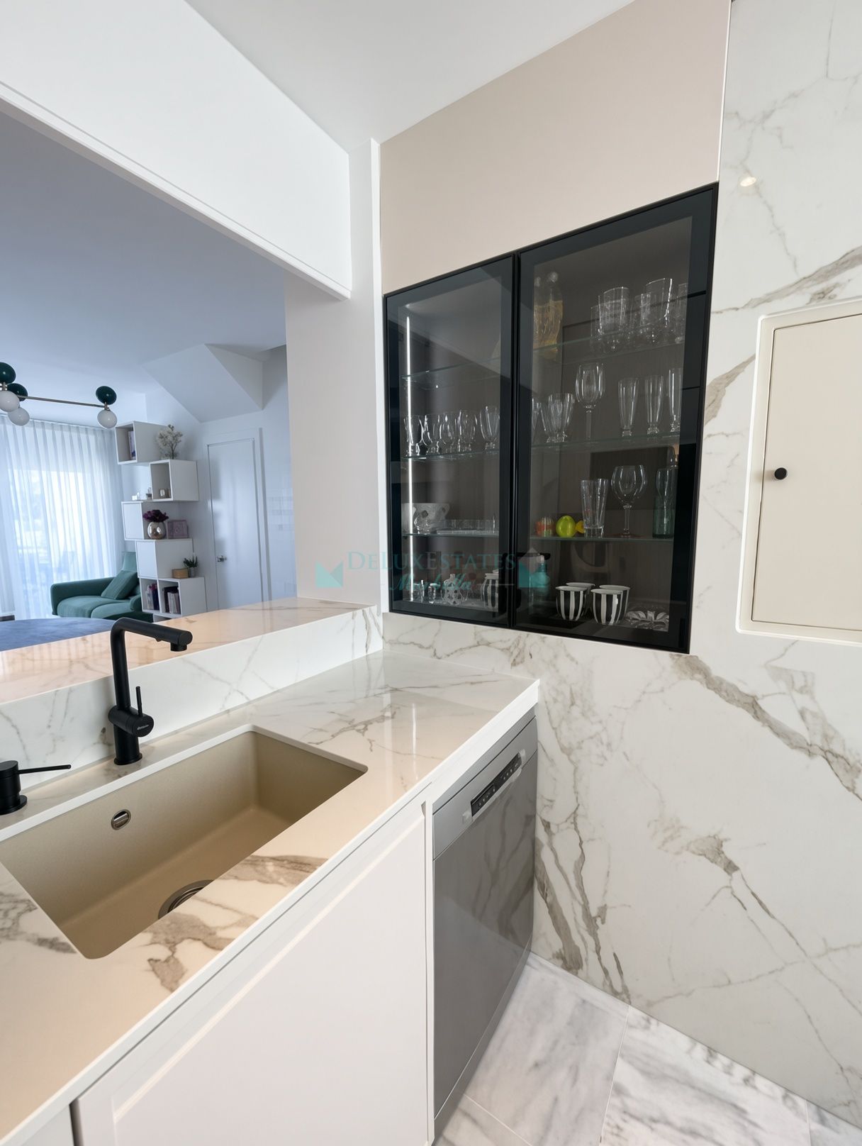 Duplex for sale in Playa de la Fontanilla, Marbella