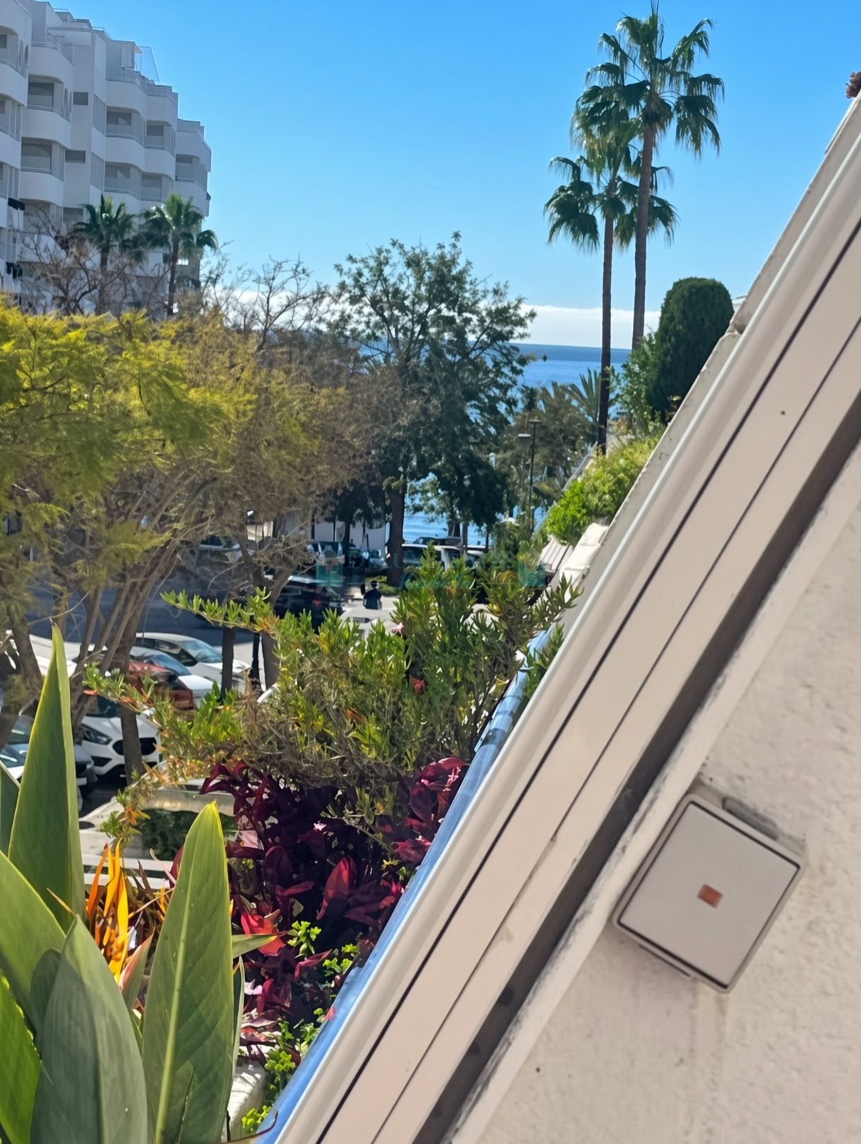Duplex for sale in Playa de la Fontanilla, Marbella