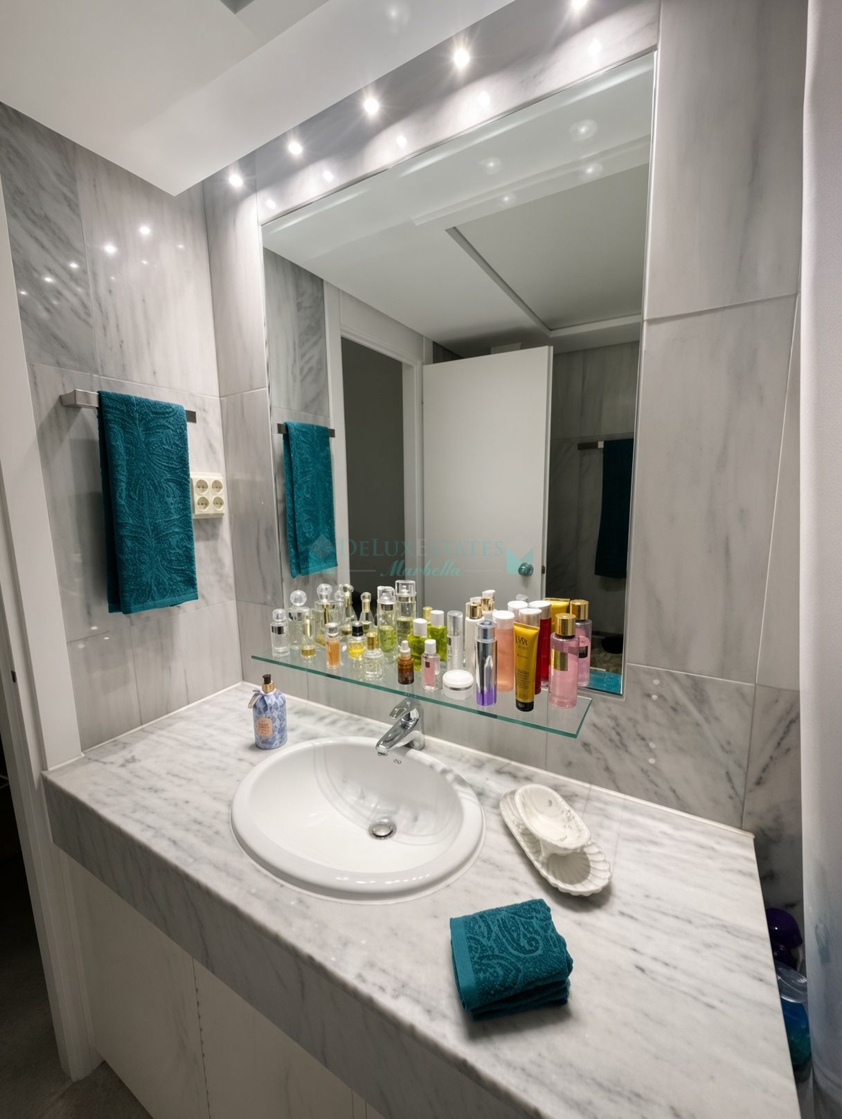 Duplex for sale in Playa de la Fontanilla, Marbella