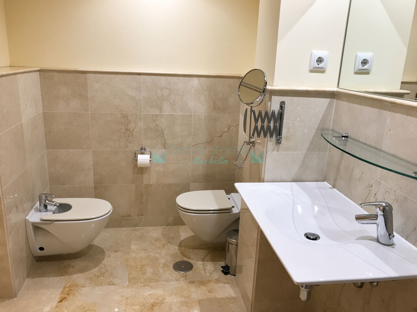 Apartamento en venta en Los Altos de los Monteros, Marbella Este
