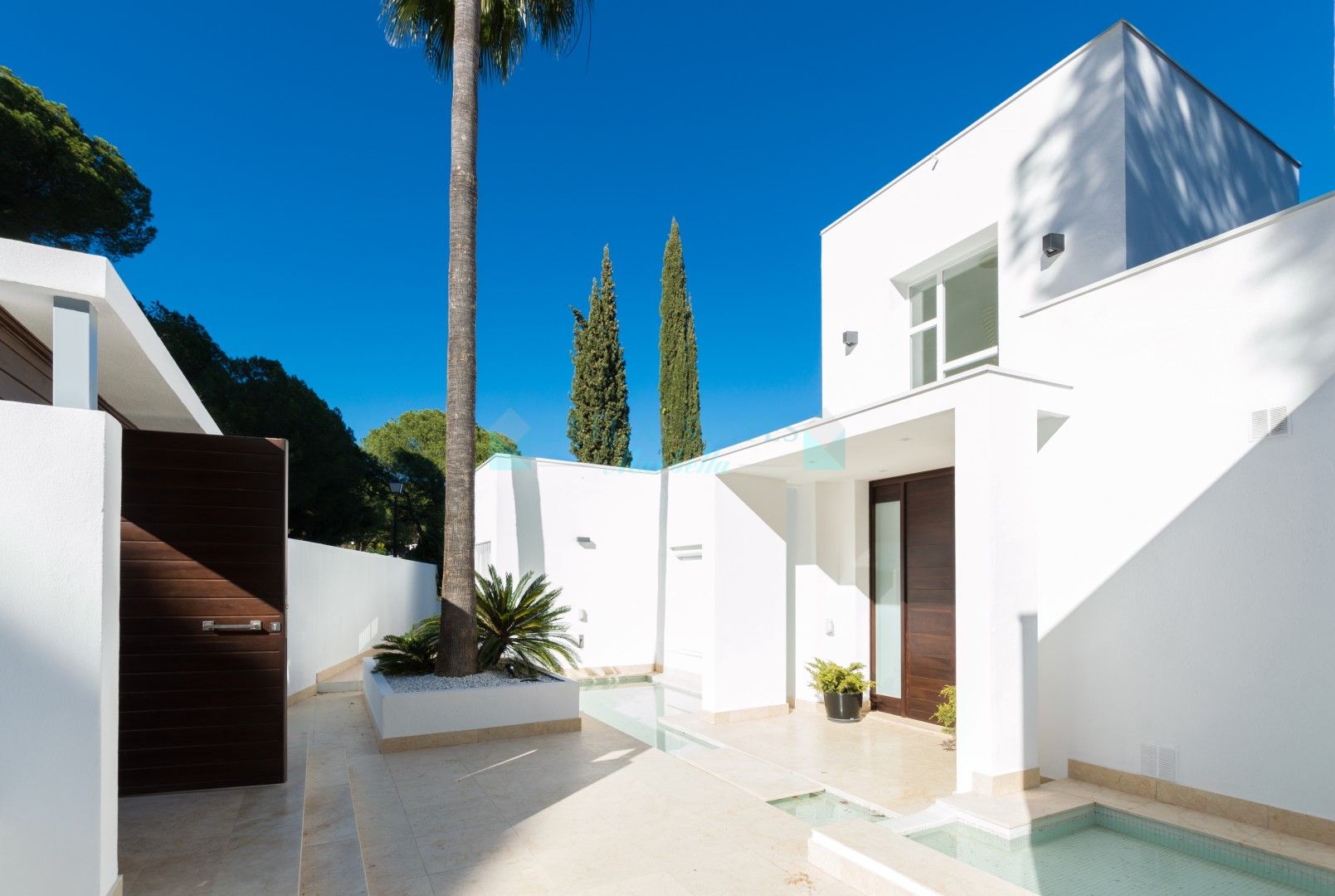 Villa for sale in Nueva Andalucia