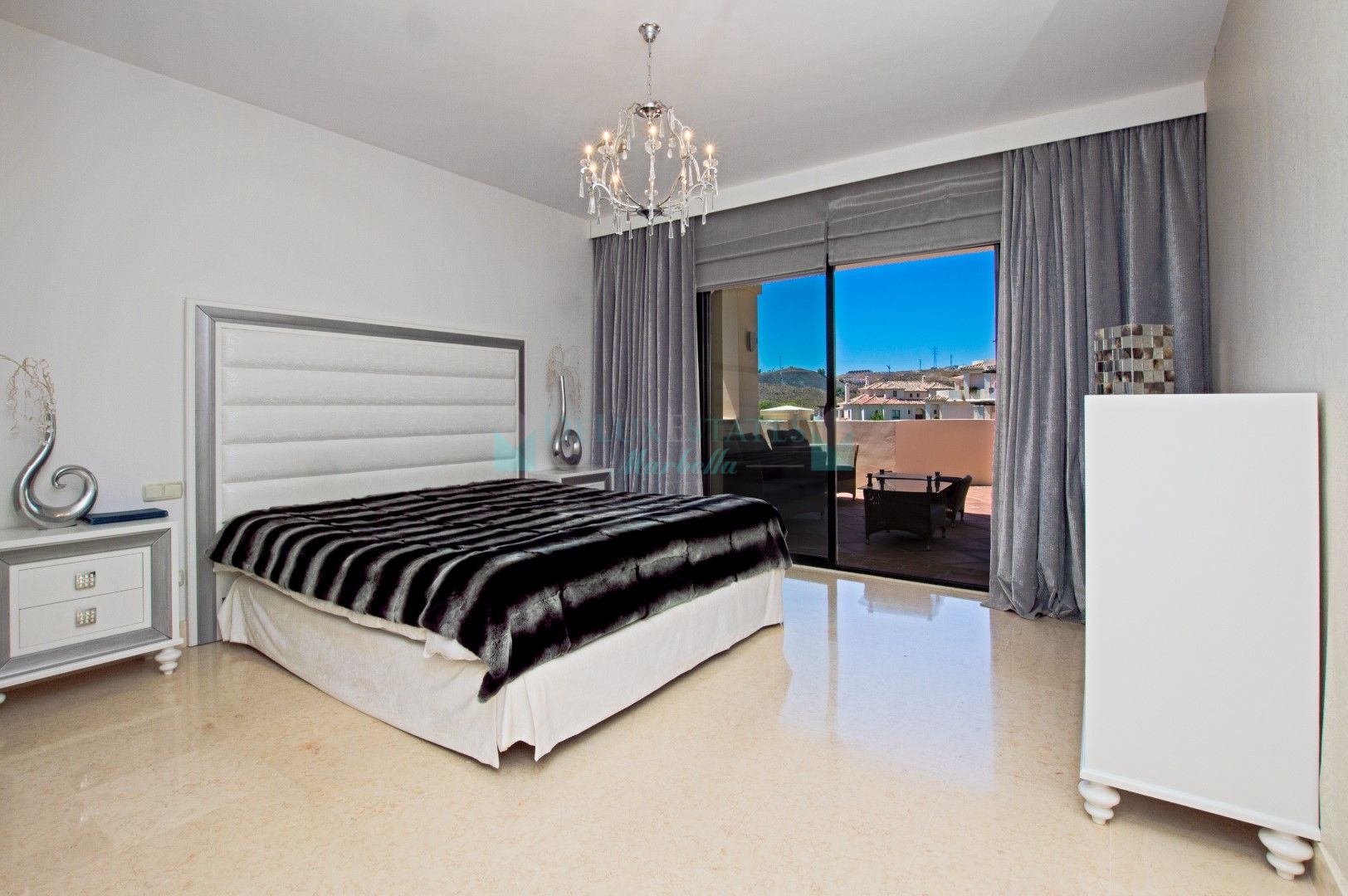 Apartment for sale in Benahavis