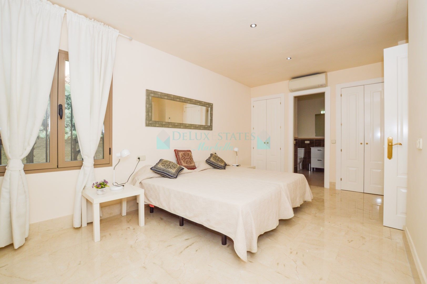 Villa en venta en Costabella, Marbella Este