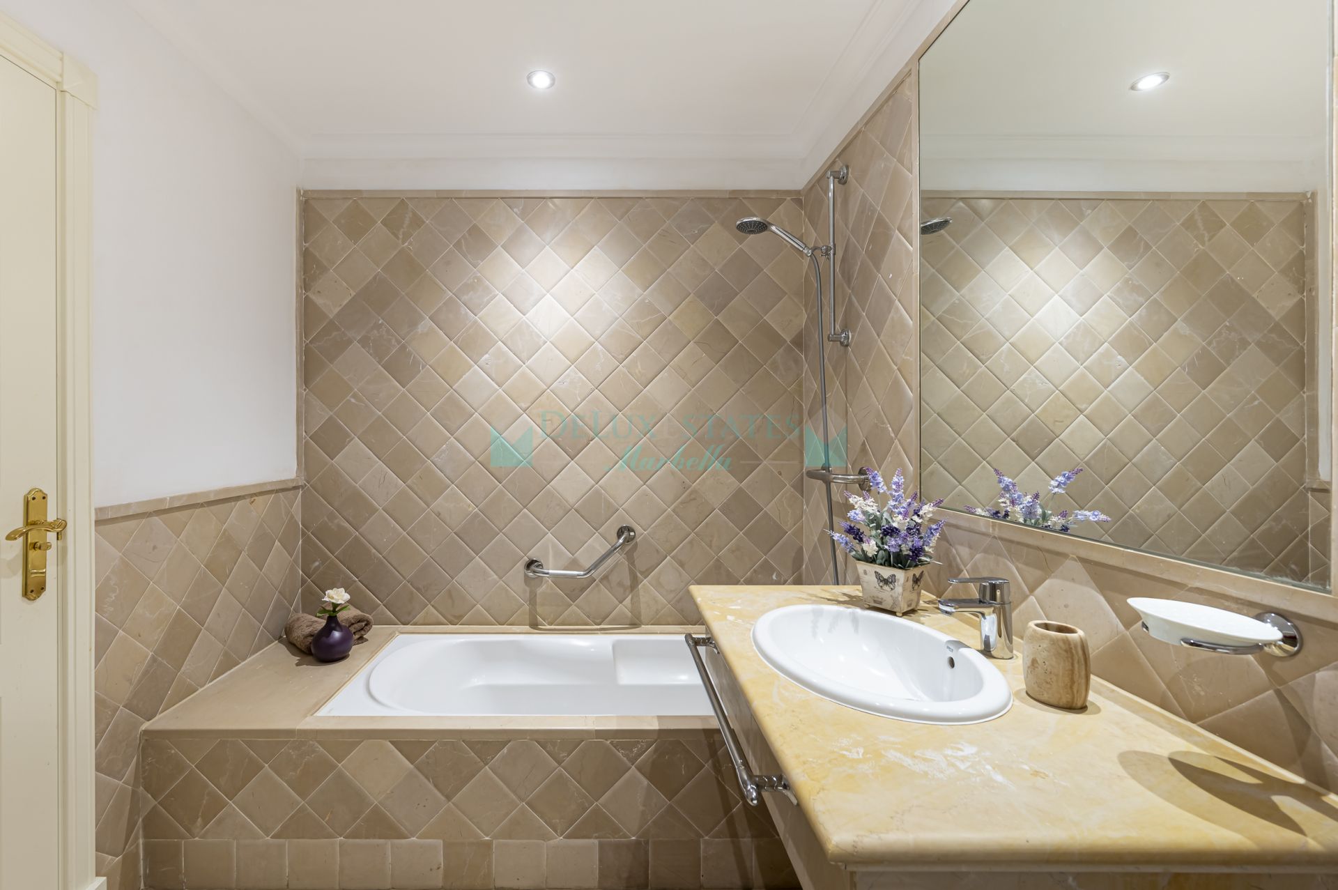 Apartamento en venta en Benavista, Estepona