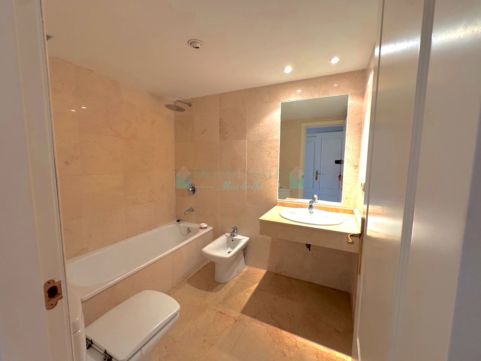 Apartment for sale in Las Lomas de Rio Real, Marbella East