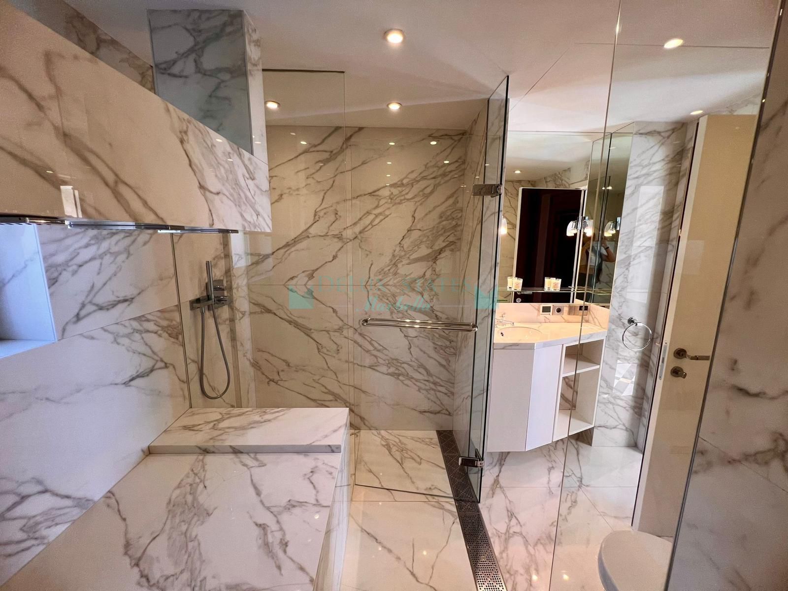 Atico Duplex en venta en Los Almendros, Benahavis