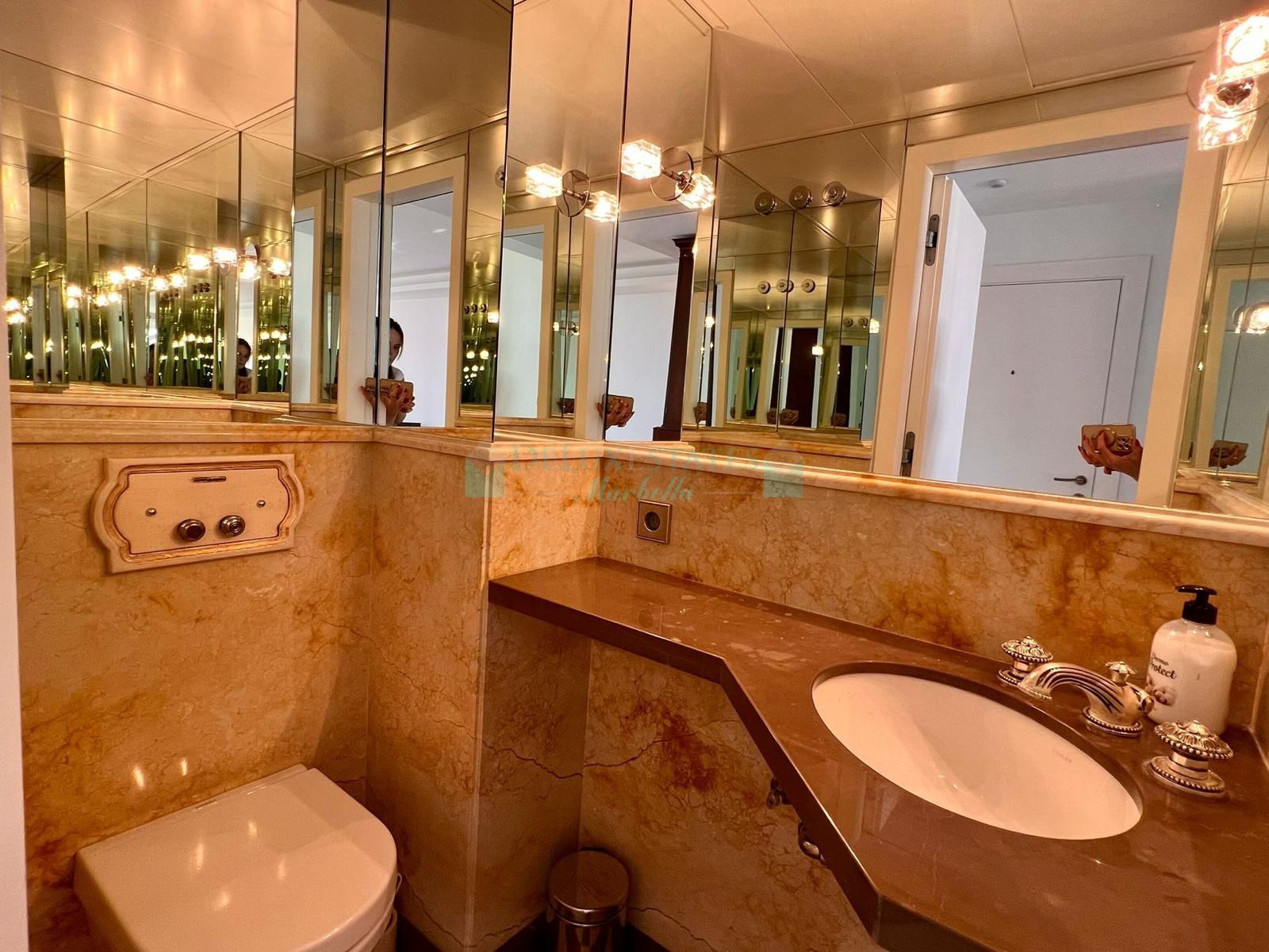 Atico Duplex en venta en Los Almendros, Benahavis