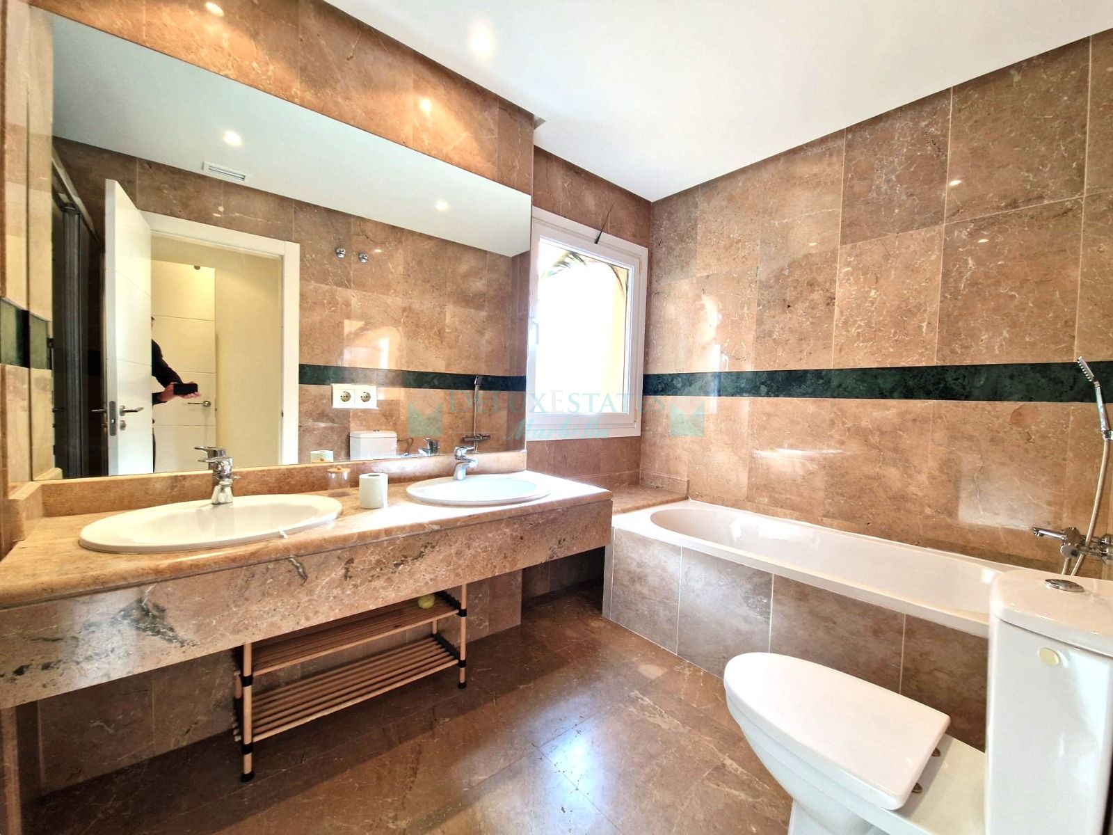 Apartment for sale in Vista Real, Nueva Andalucia