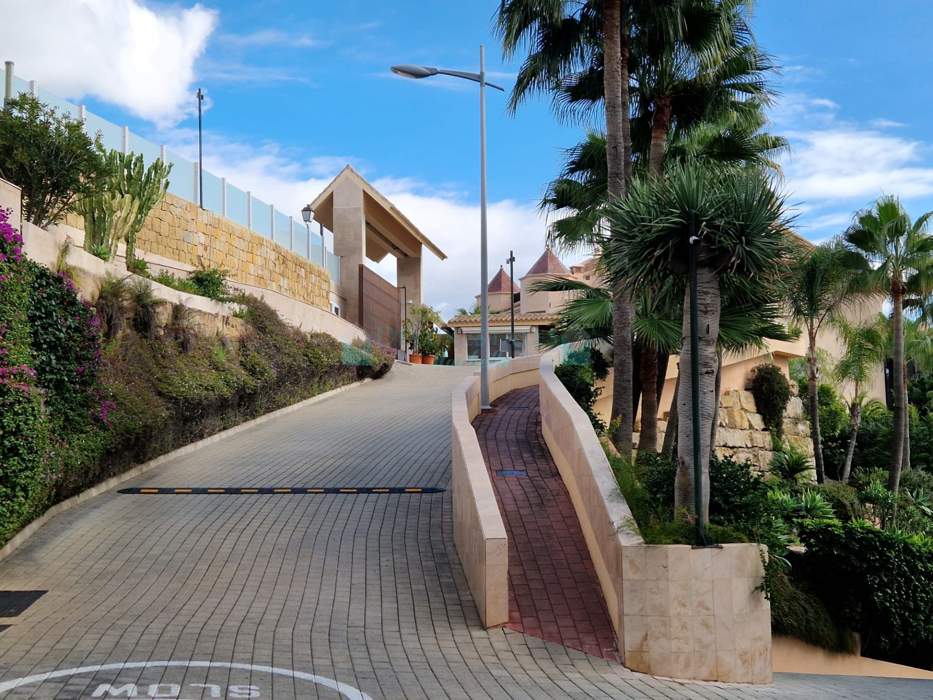 Apartment for sale in Vista Real, Nueva Andalucia