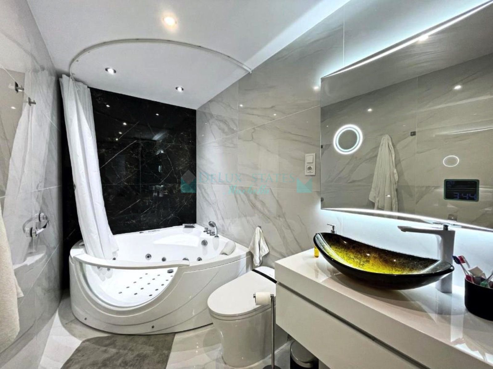 Apartment for sale in Playa Bajadilla - Puertos, Marbella