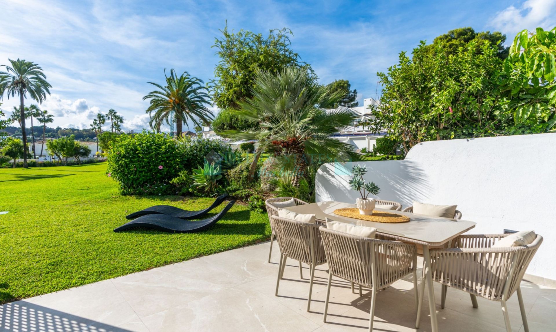 Town House for sale in La Rinconada, Nueva Andalucia
