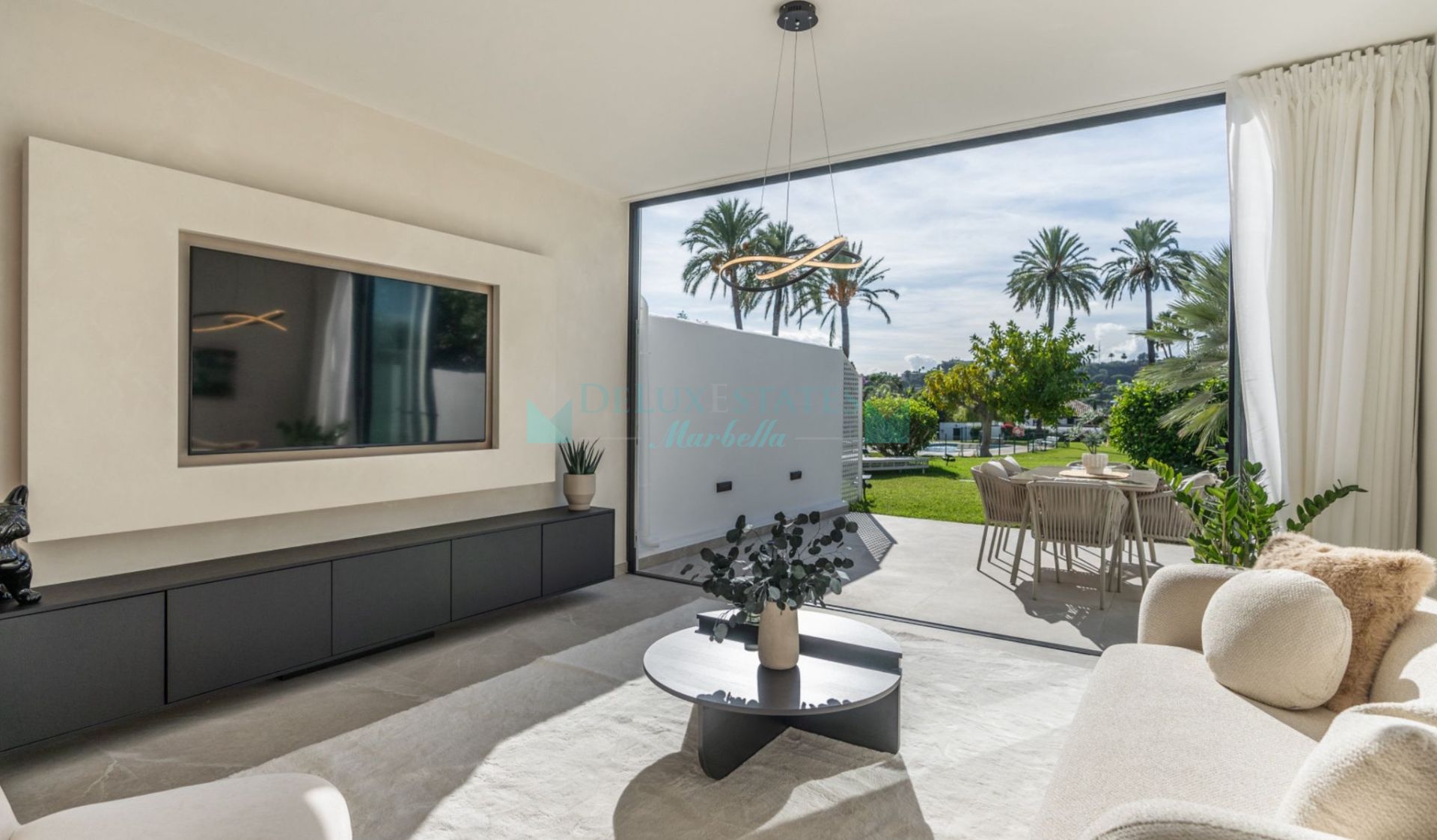 Town House for sale in La Rinconada, Nueva Andalucia