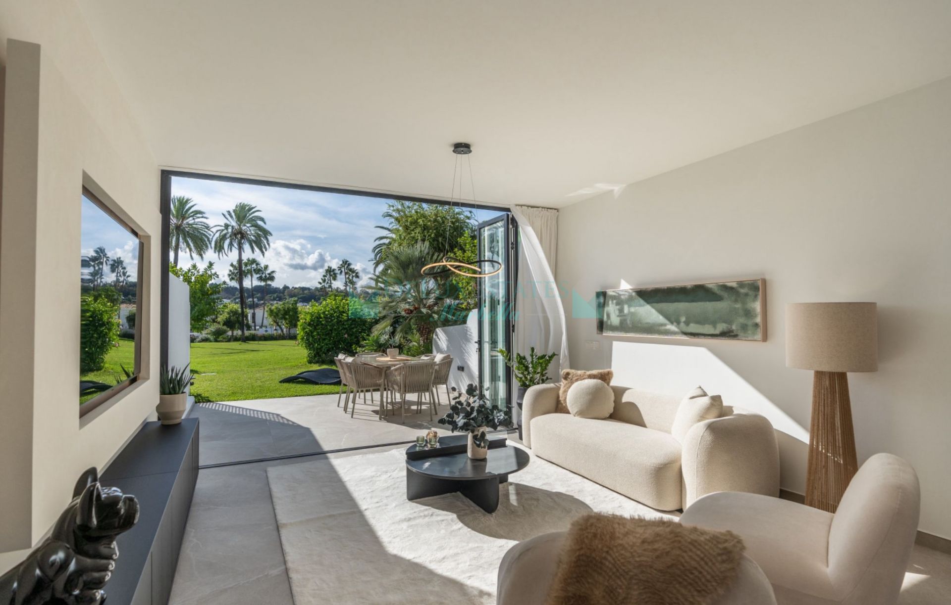 Town House for sale in La Rinconada, Nueva Andalucia