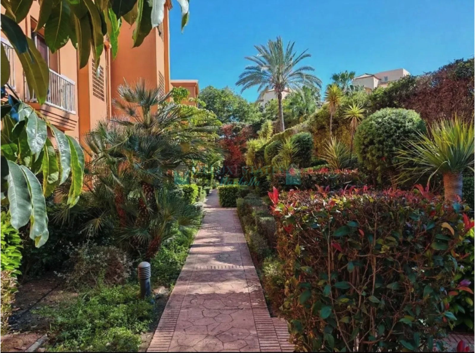Apartment for sale in Benatalaya, Estepona