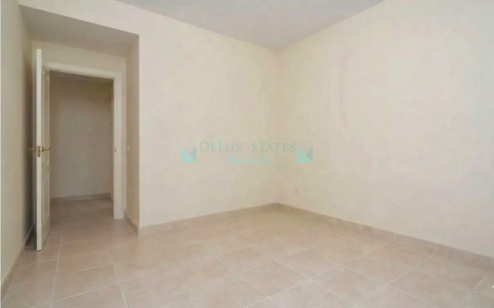 Apartment for sale in Benatalaya, Estepona