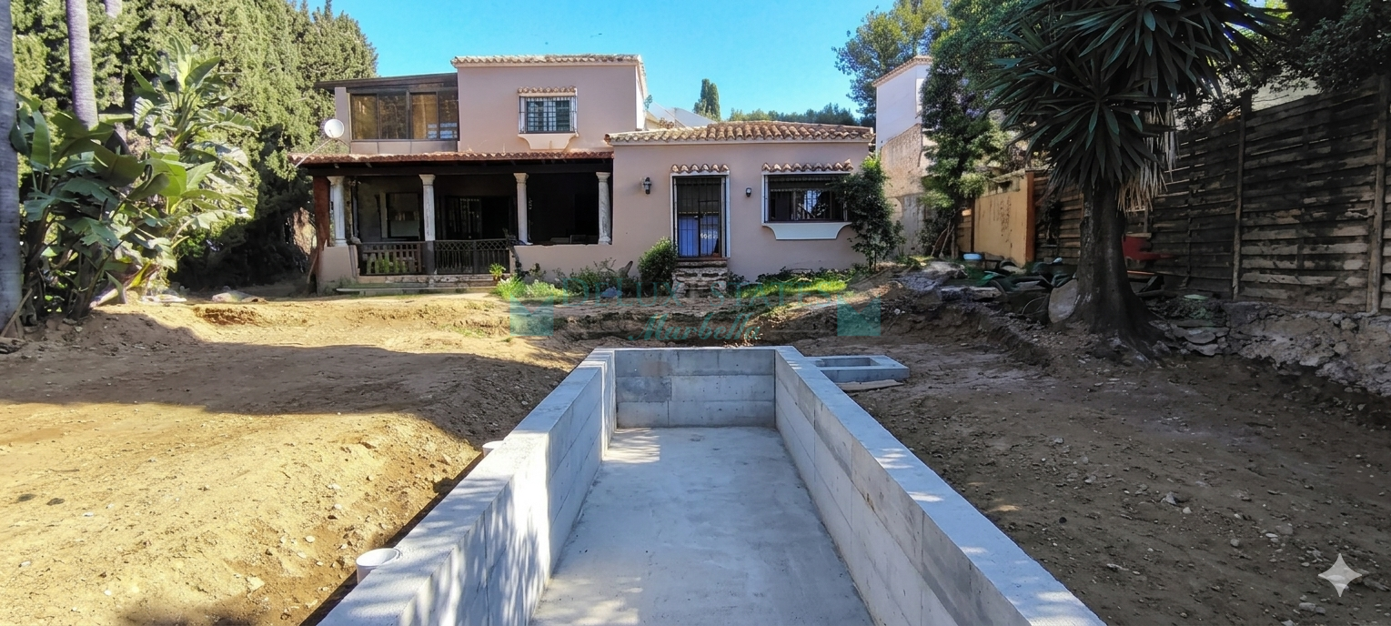 Villa for sale in Rio Real, Marbella East