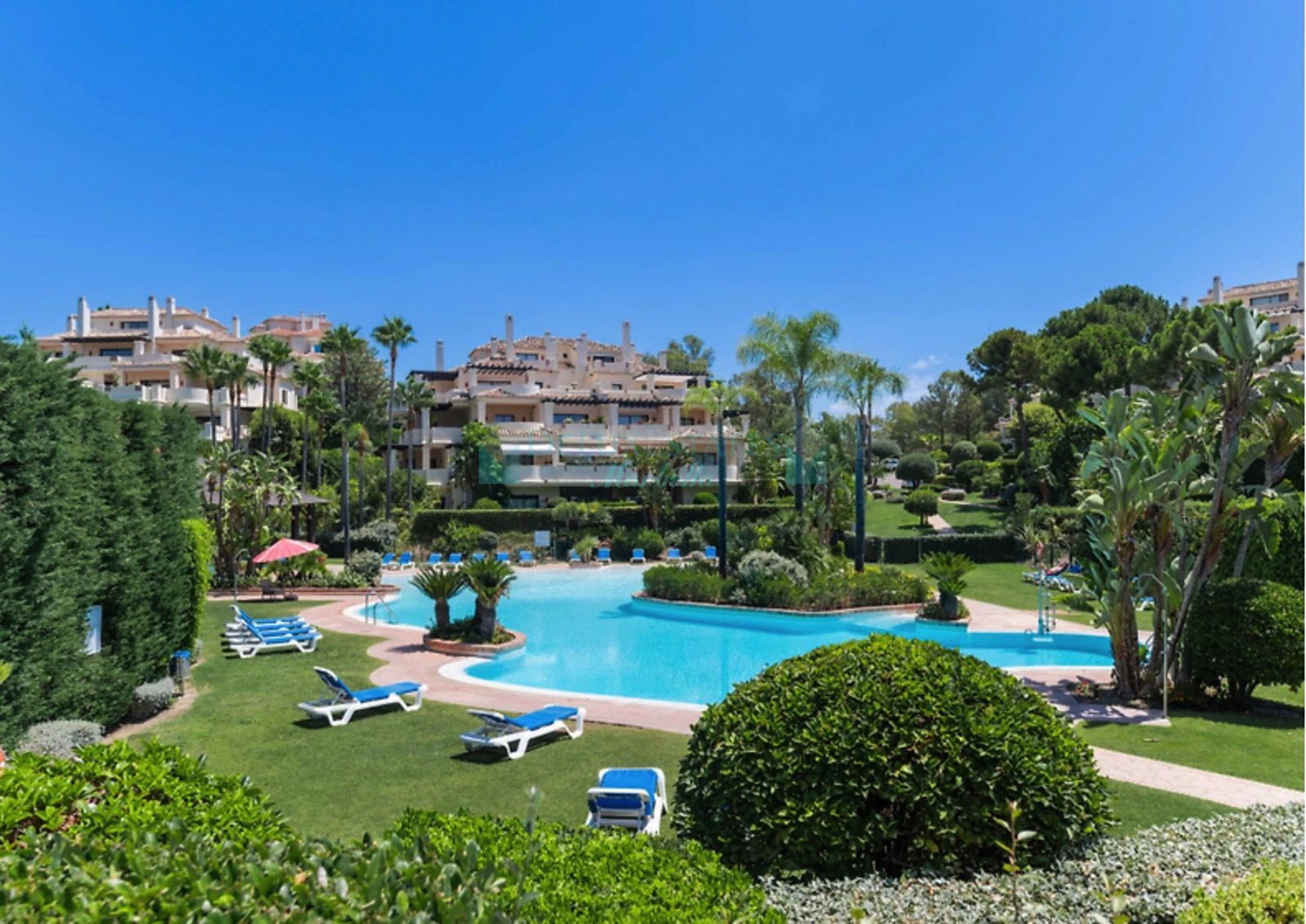 Ground Floor Apartment for sale in Los Capanes del Golf, Benahavis