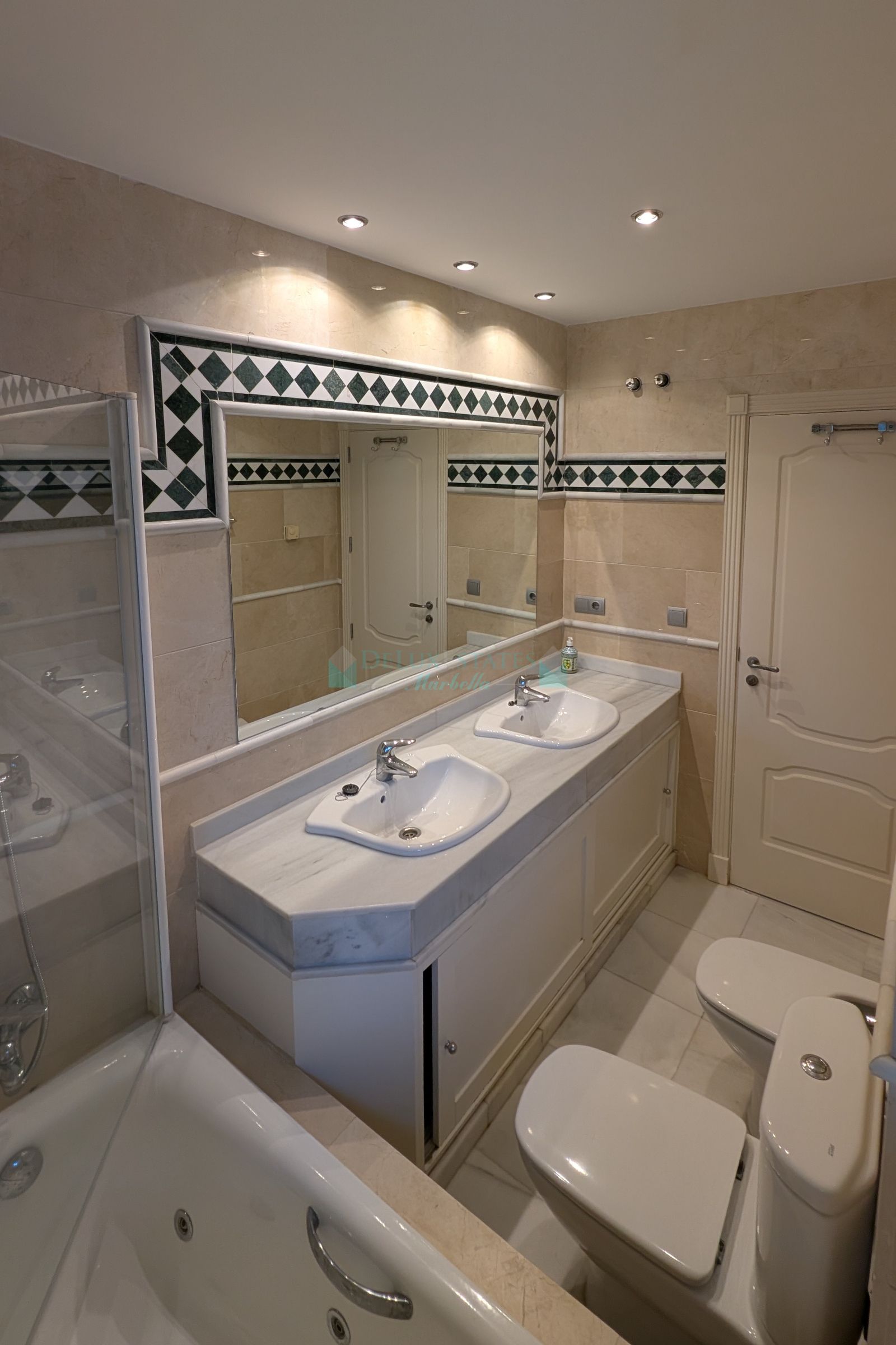 Ground Floor Apartment for sale in Aloha, Nueva Andalucia