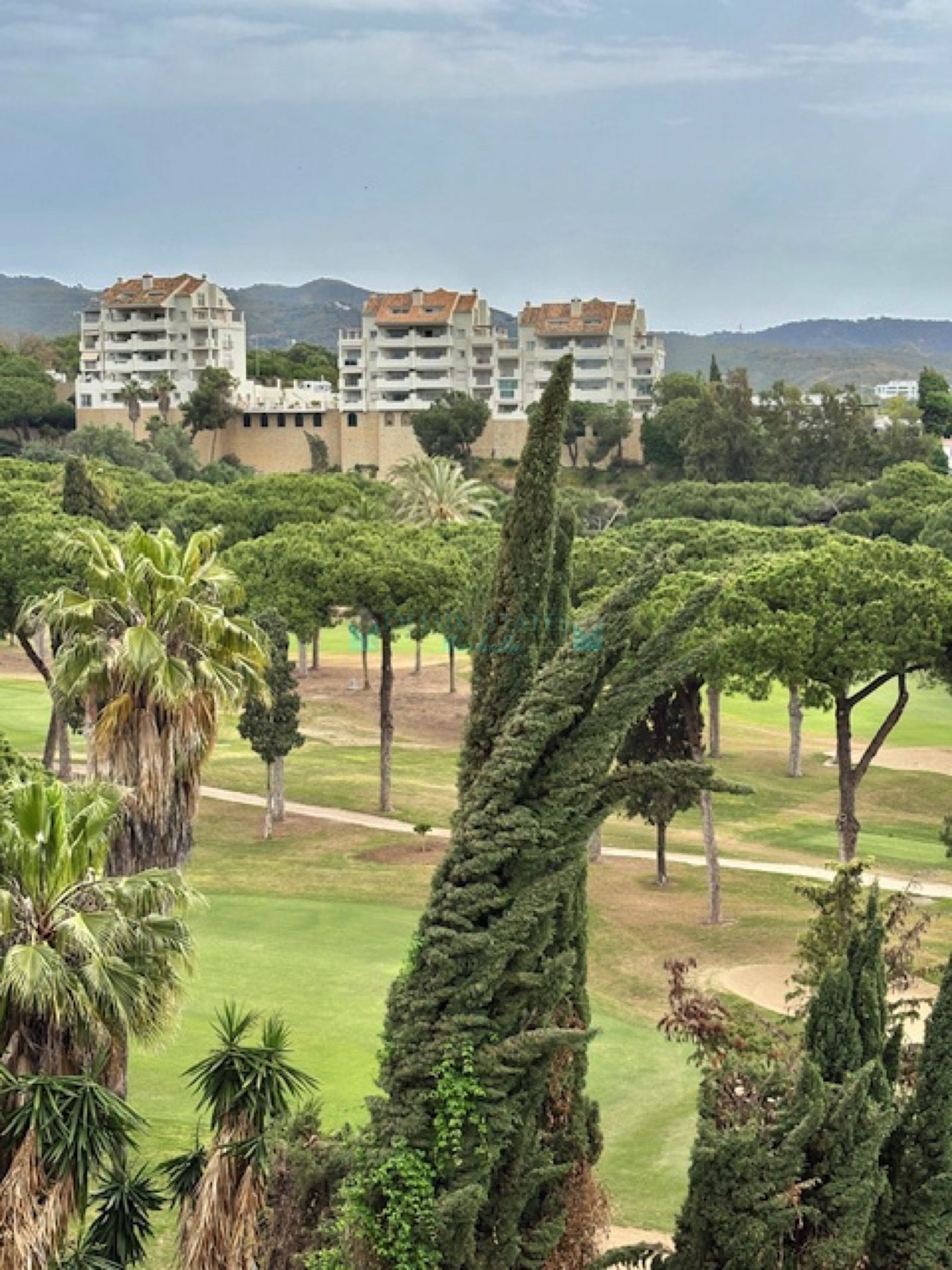 Penthouse for sale in Rio Real, Marbella East