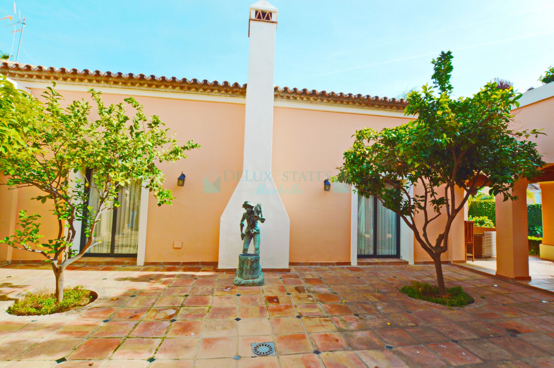 Villa en alquiler en Bahia Real, Marbella Este